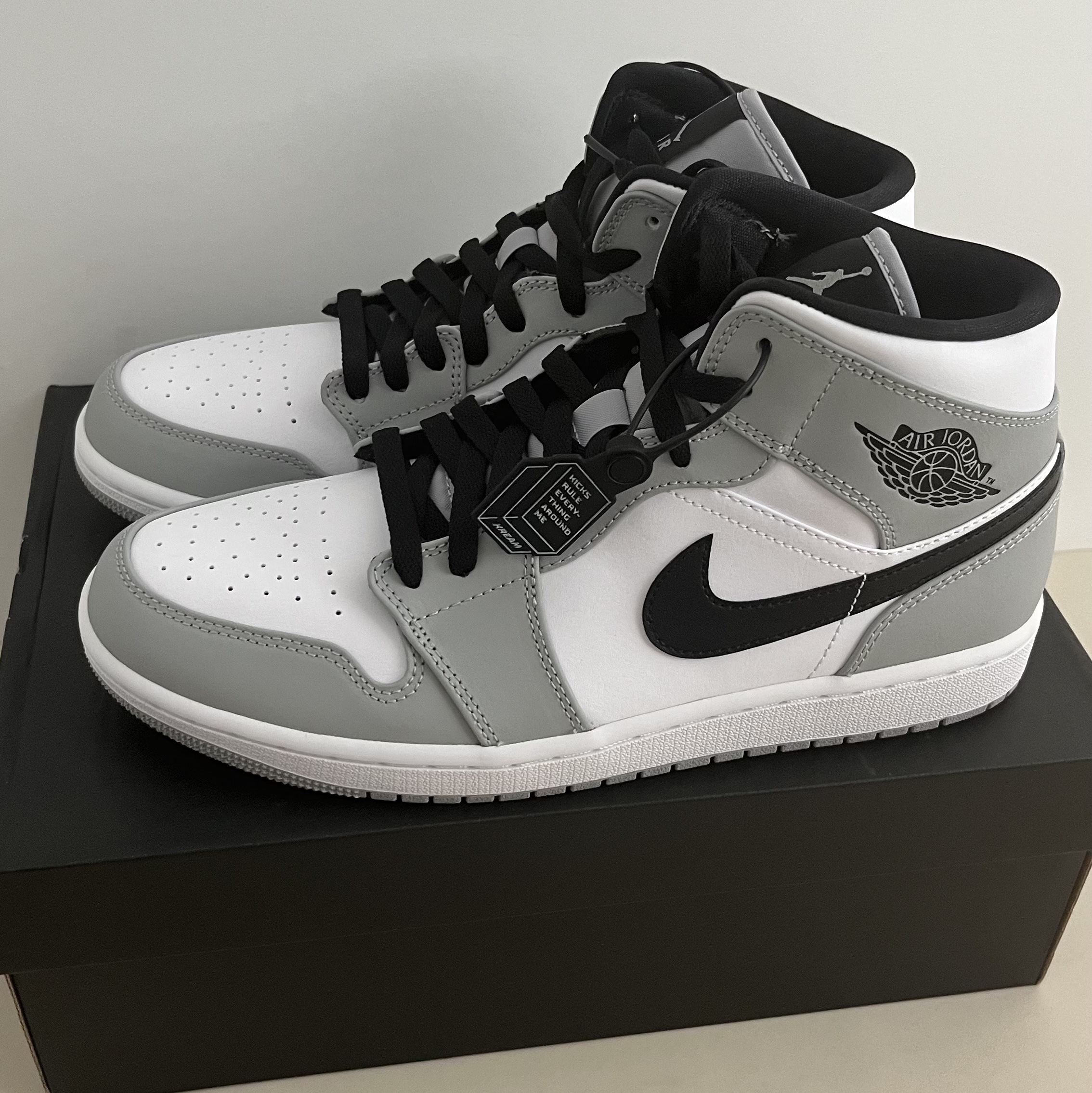 Jordan 1 Mid Light Smoke Grey 착용 스타일
