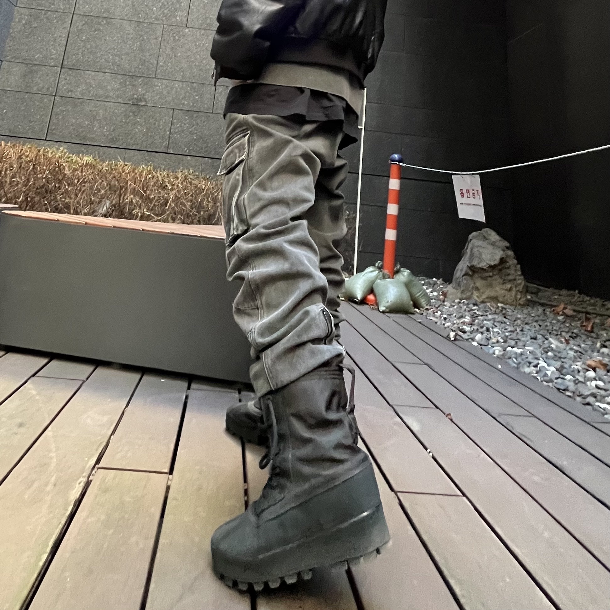 Adidas Yeezy 950 Chocolate 착용 스타일 - 2