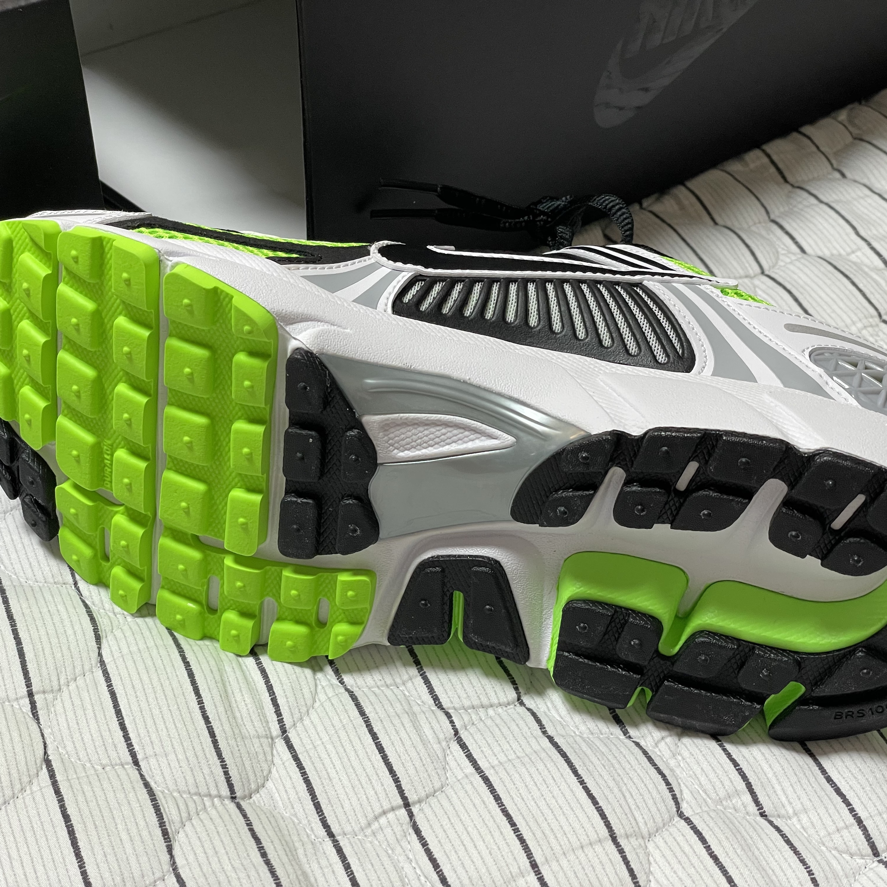 Nike Zoom Vomero 5 Electric Green Black 착용 스타일 - 2