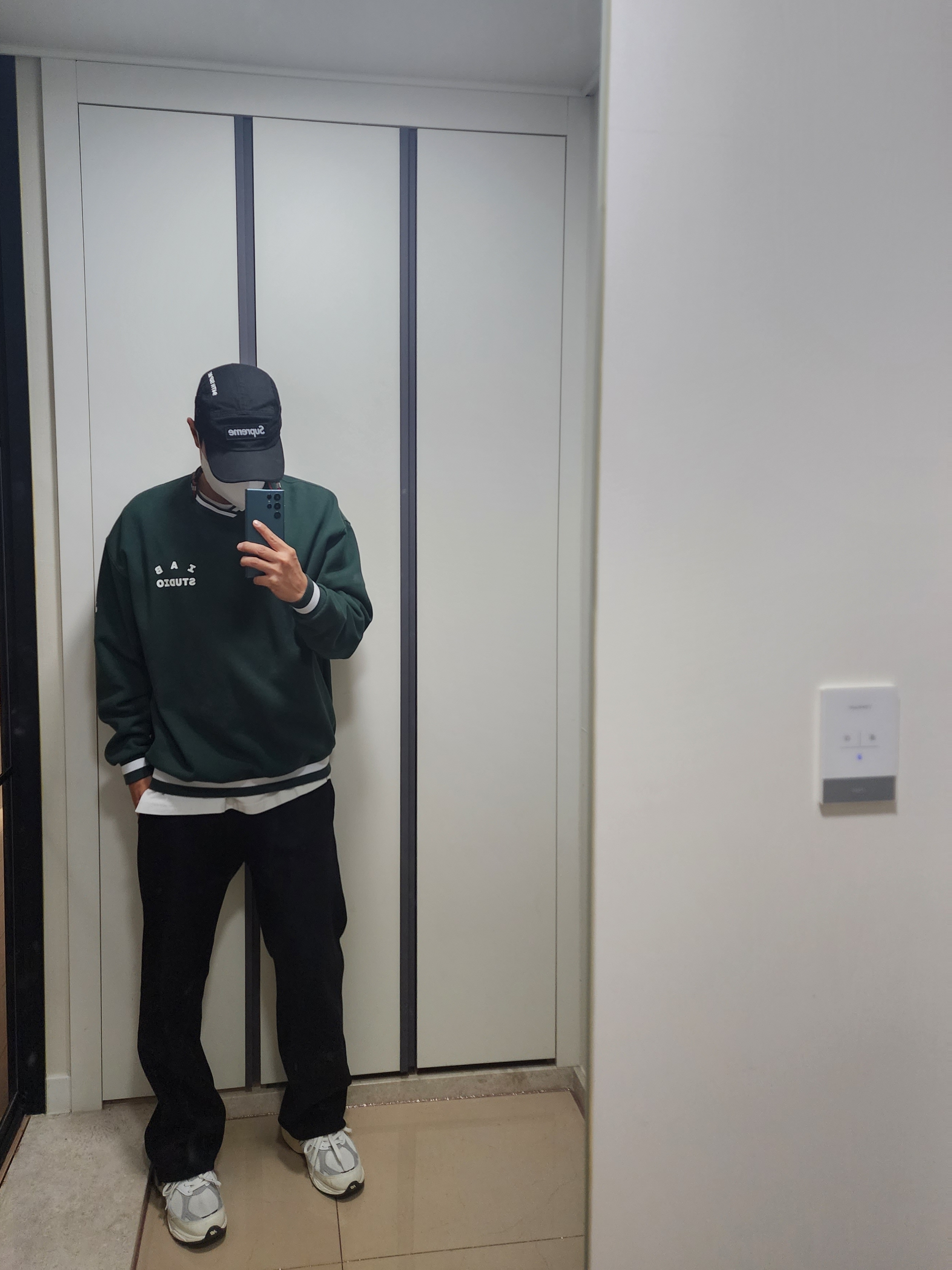 IAB Studio x Yonex Sweatshirt Green, New Balance 990v3 Made in USA Sea Salt 착용 스타일