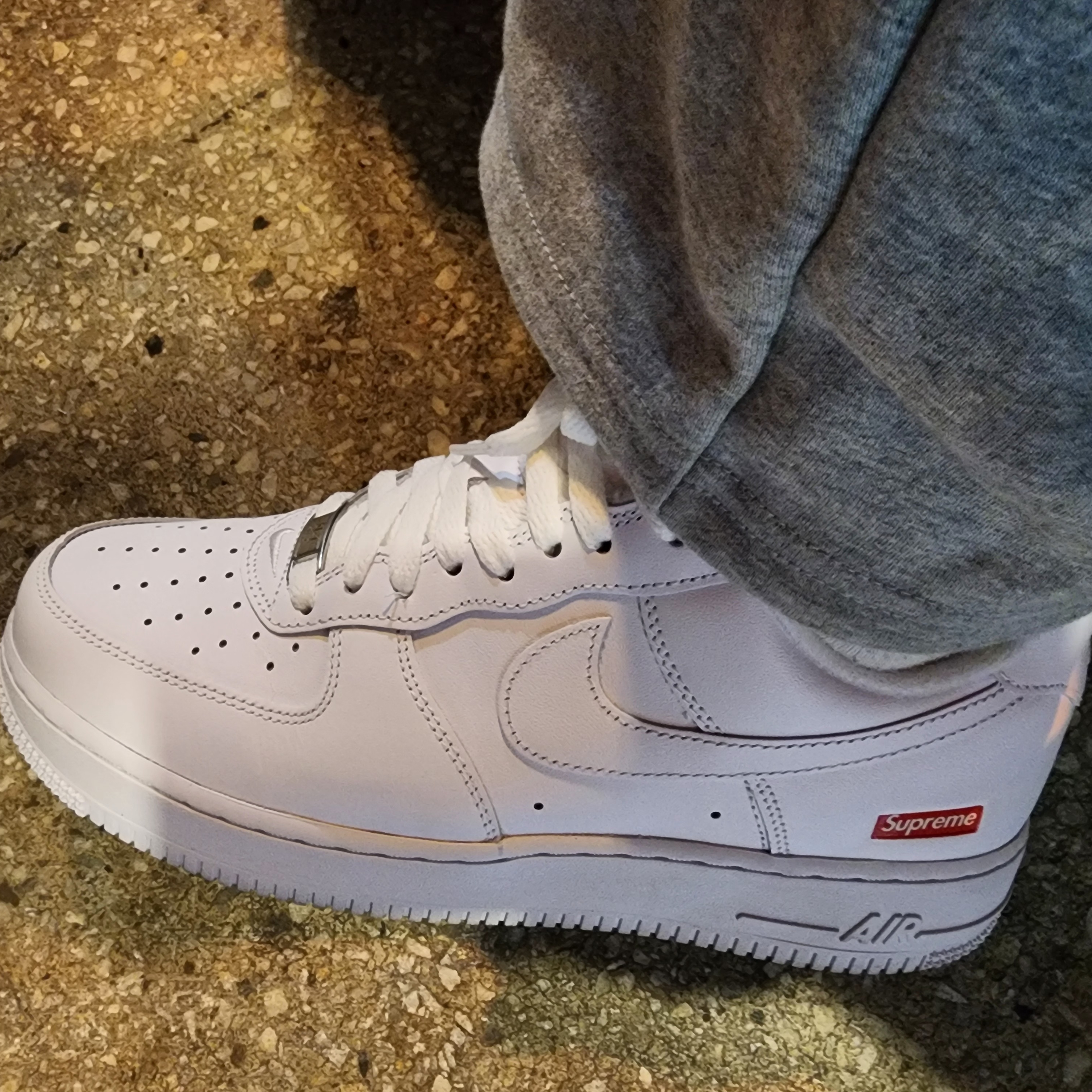 Nike x Supreme Air Force 1 Low White 착용 스타일