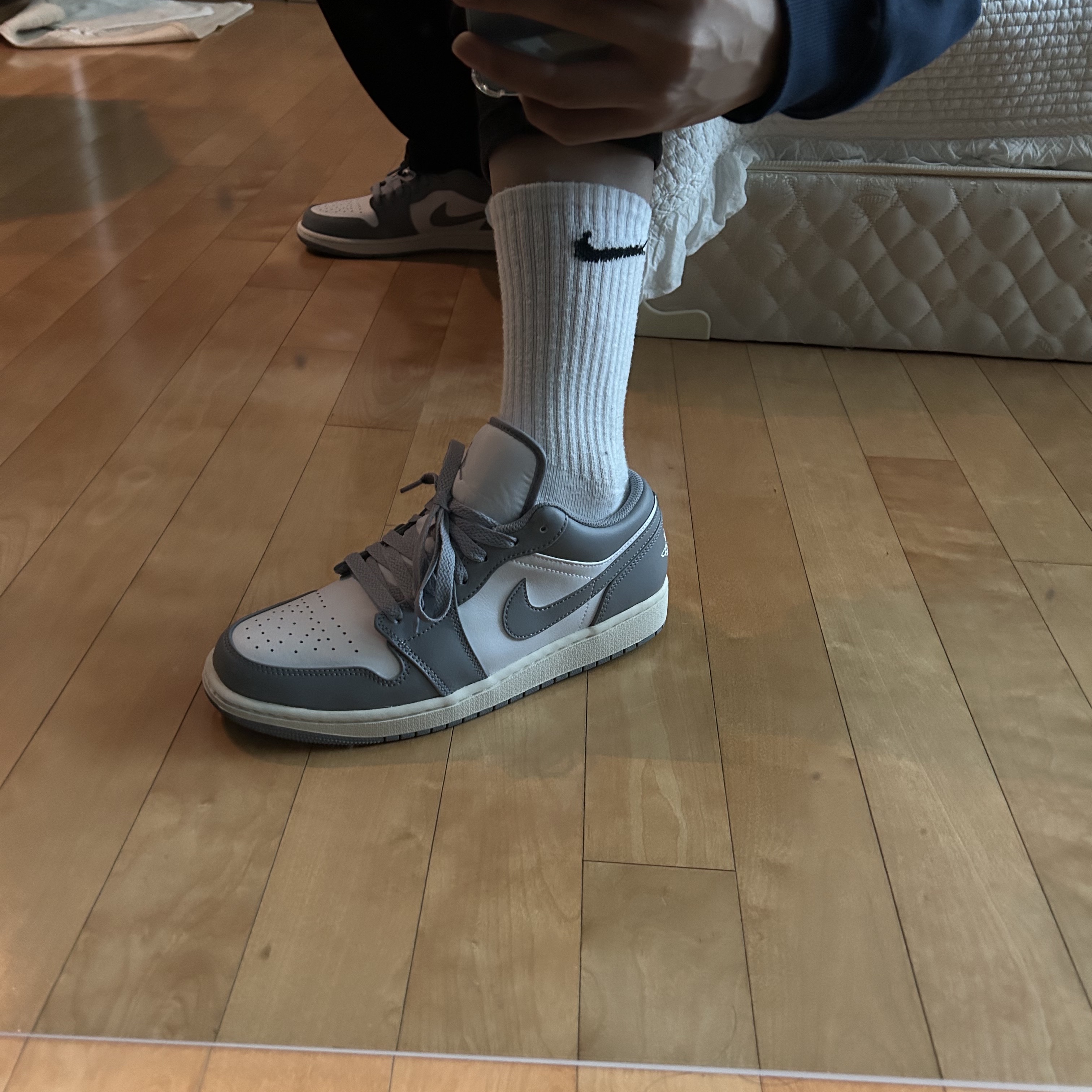 Jordan 1 Low Stealth and White 착용 스타일 - 4