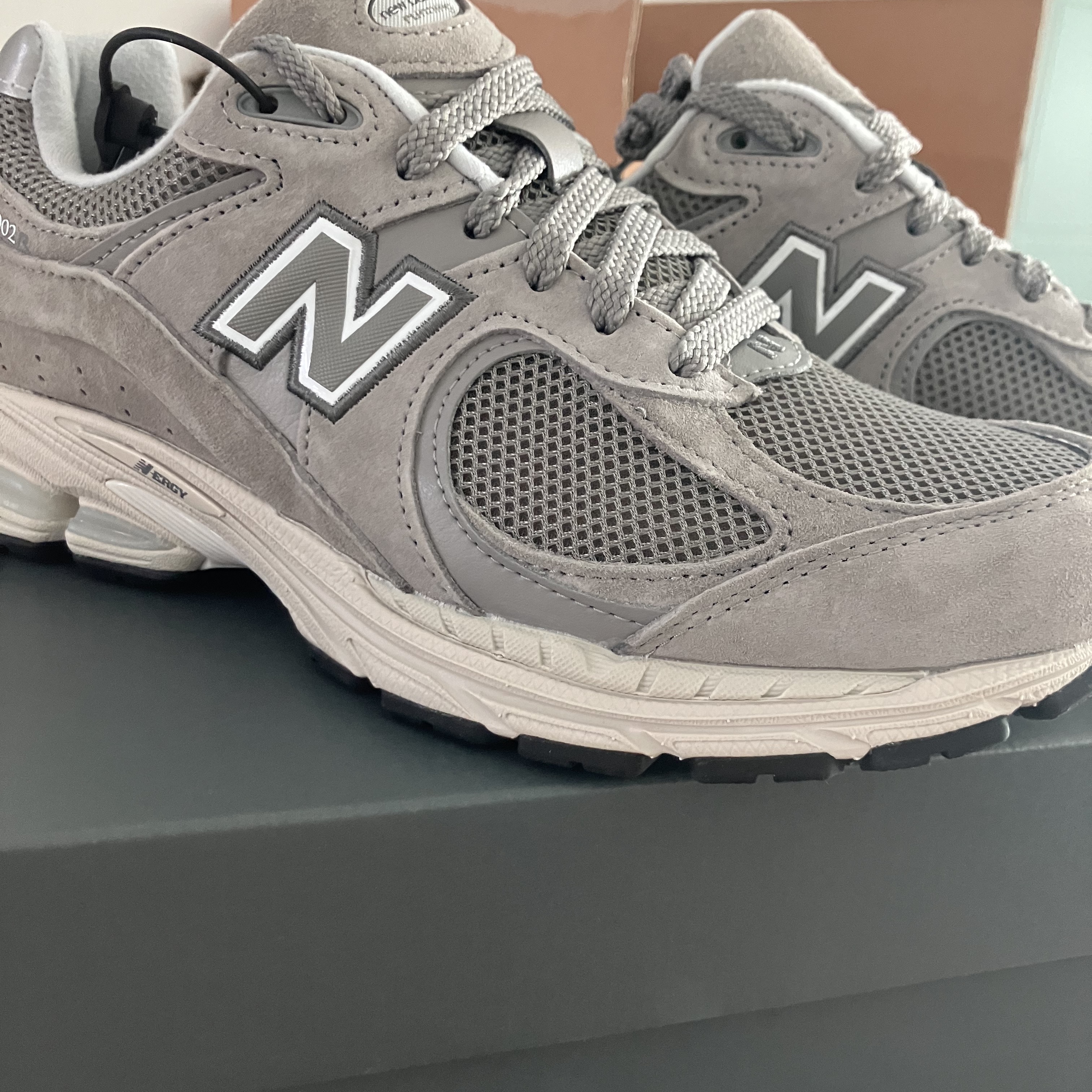 New Balance 2002R Grey 착용 스타일