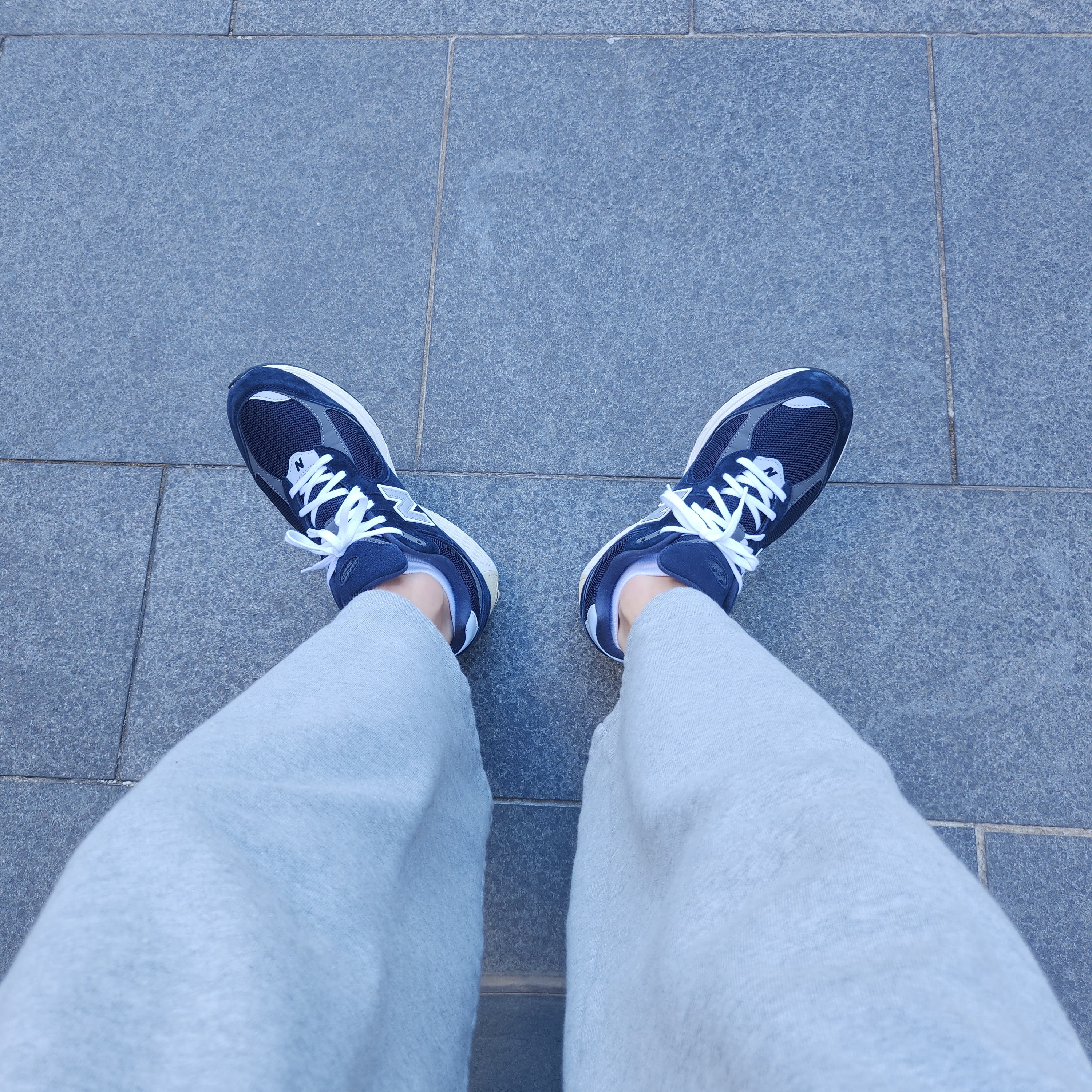 New Balance 2002R Eclipse Castlerock 착용 스타일