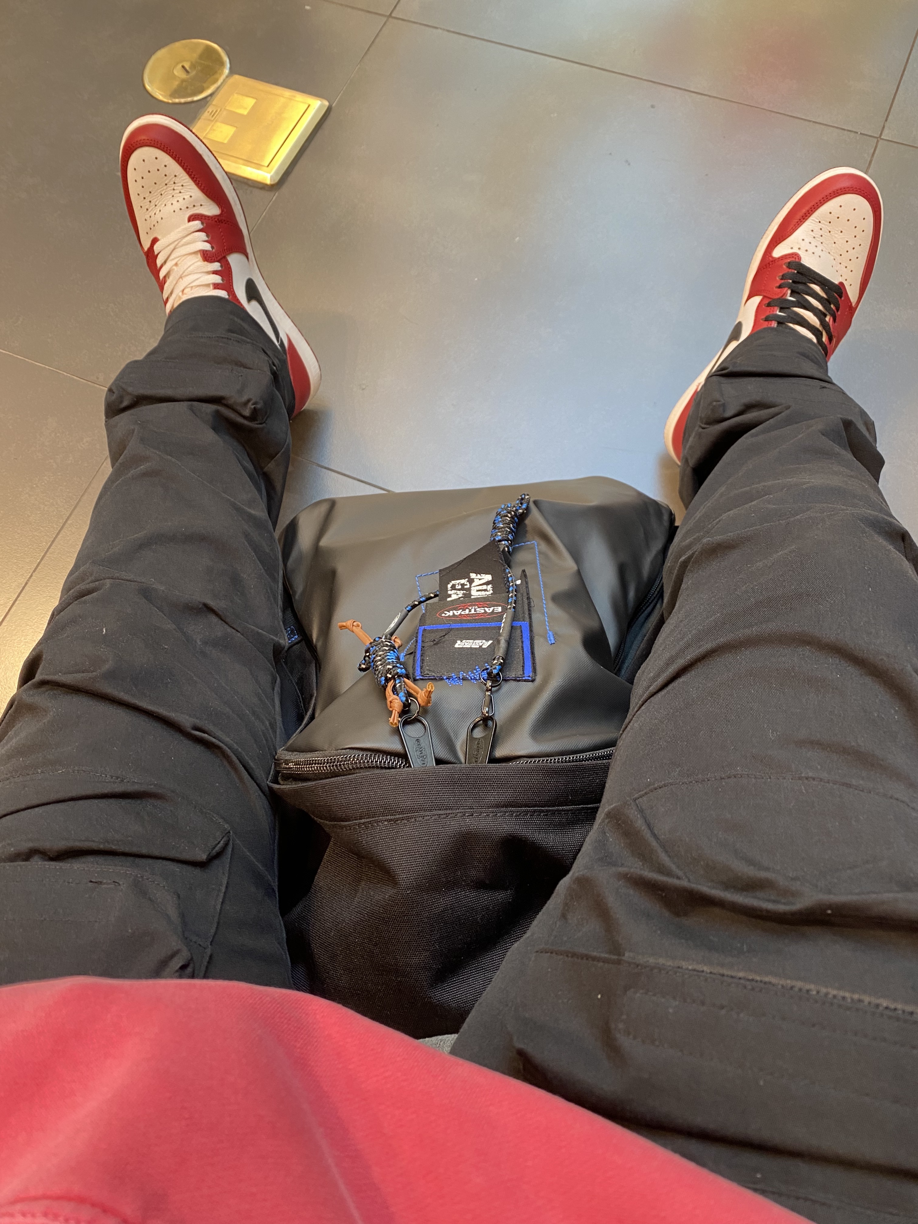 Jordan 1 Retro High OG Chicago 2022, Ader Error x Eastpak Pak’r Backpack Black 착용 스타일