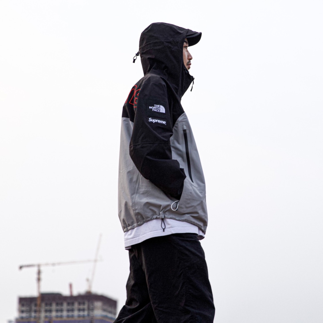 Supreme x The North Face Taped Seam Shell Jacket Grey - 22FW 착용 스타일 - 2