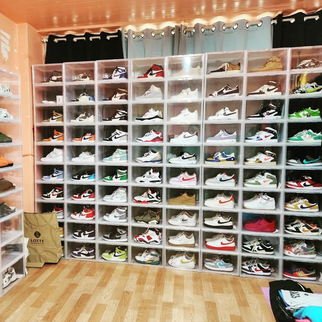 Jordan 1 Retro High OG Chicago 2022, Jordan 1 x Travis Scott Retro Low OG SP Sail and Ridgerock 착용 스타일 - 3