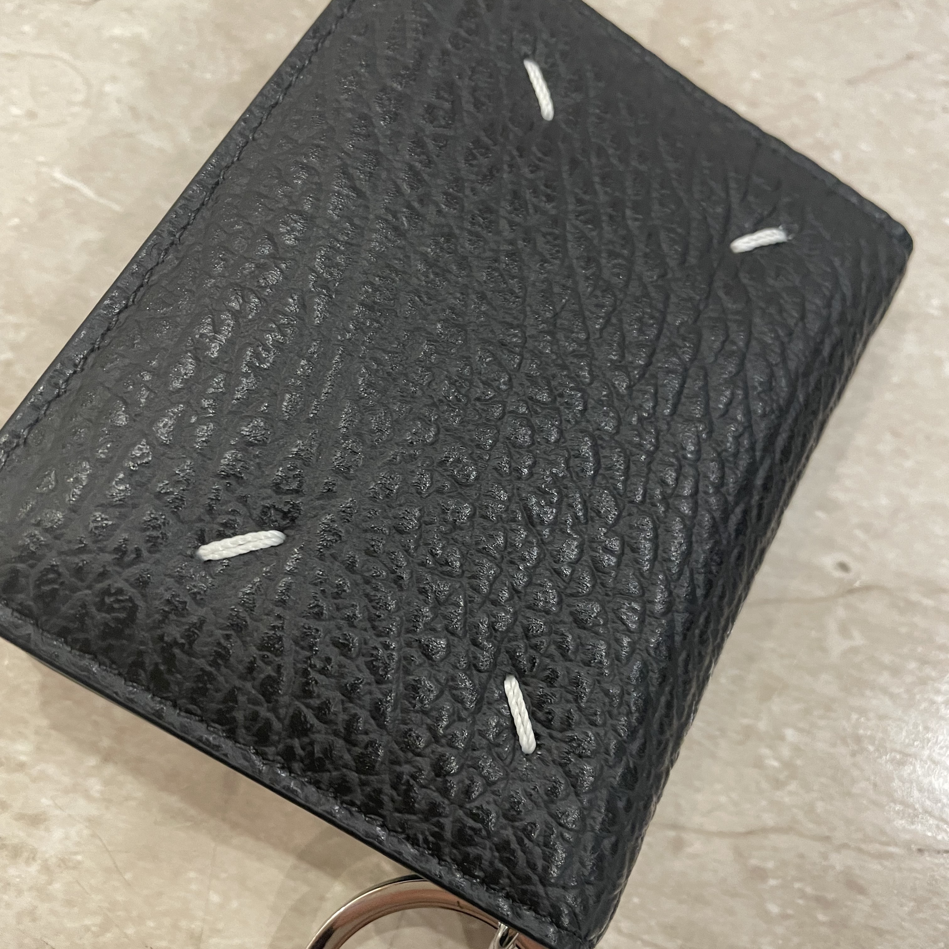 Maison Margiela Keyring Wallet Black 착용 스타일 - 1
