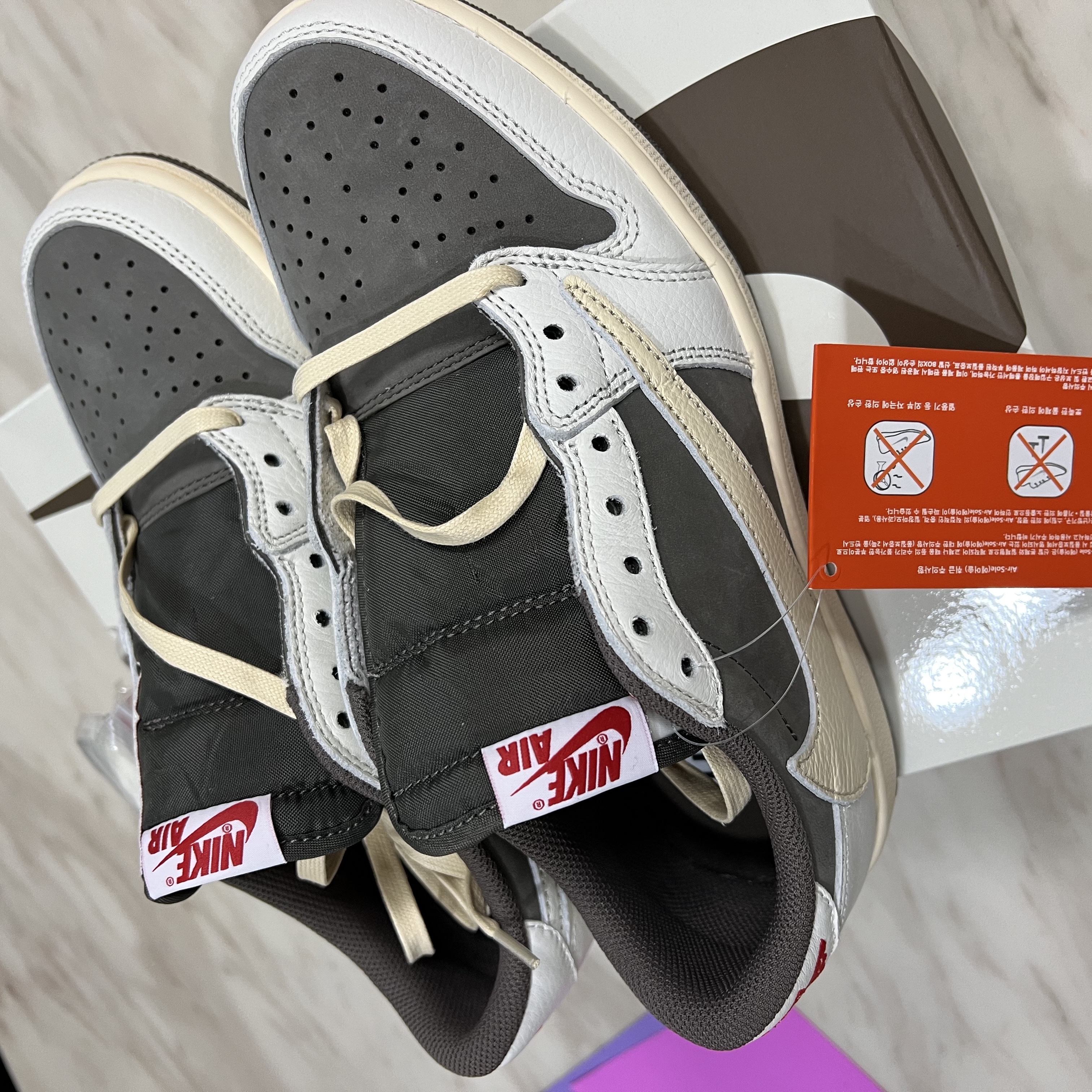 Jordan 1 x Travis Scott Retro Low OG SP Sail and Ridgerock 착용 스타일