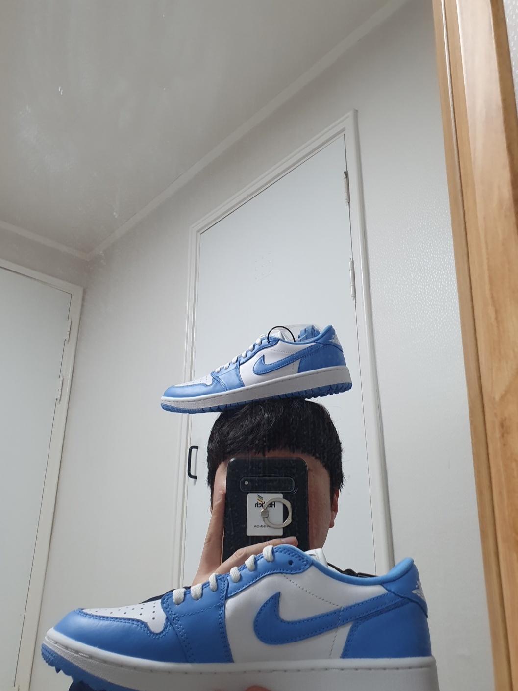 Jordan 1 Low Golf White and University Blue 착용 스타일