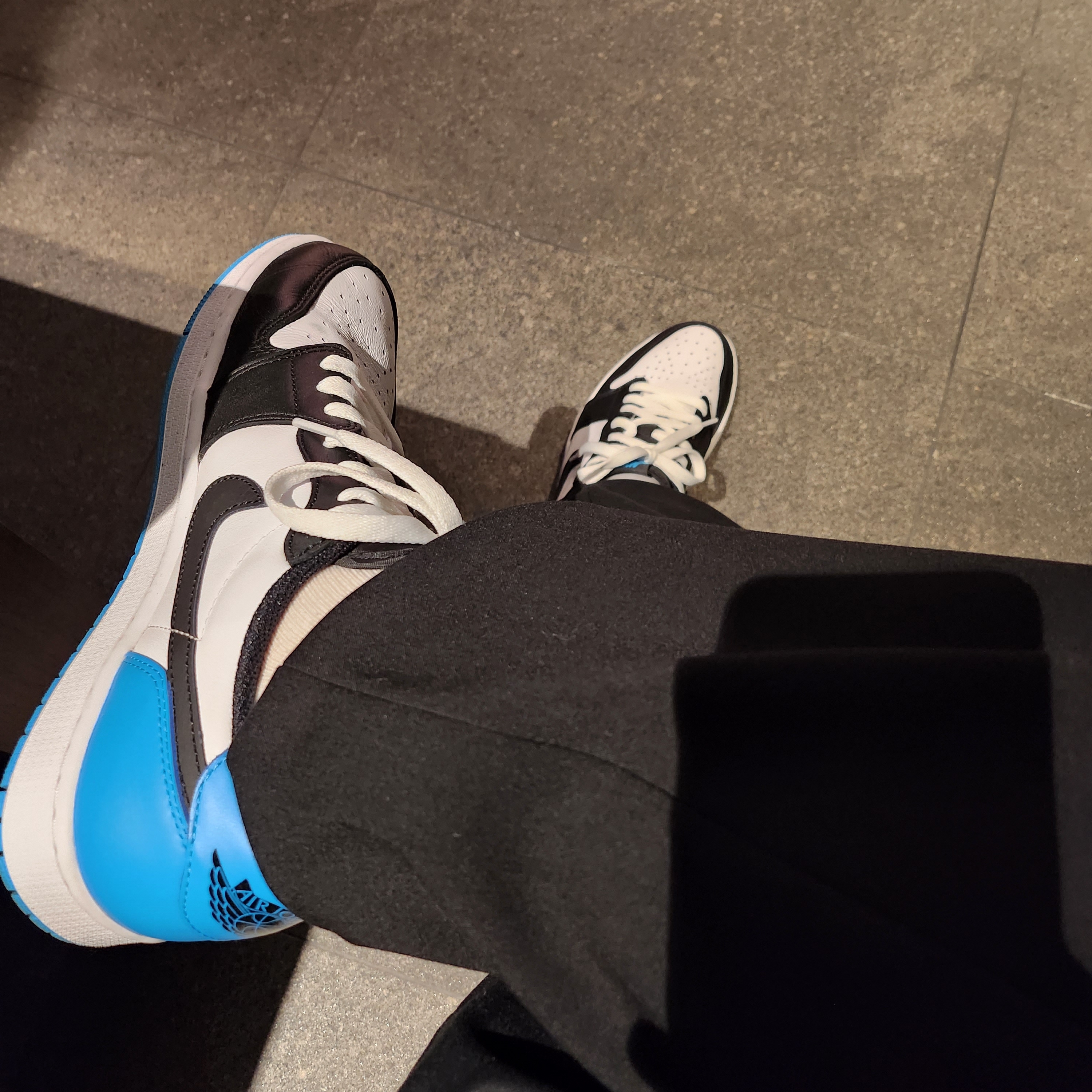 Jordan 1 Retro Low OG Black and Dark Powder Blue 착용 스타일