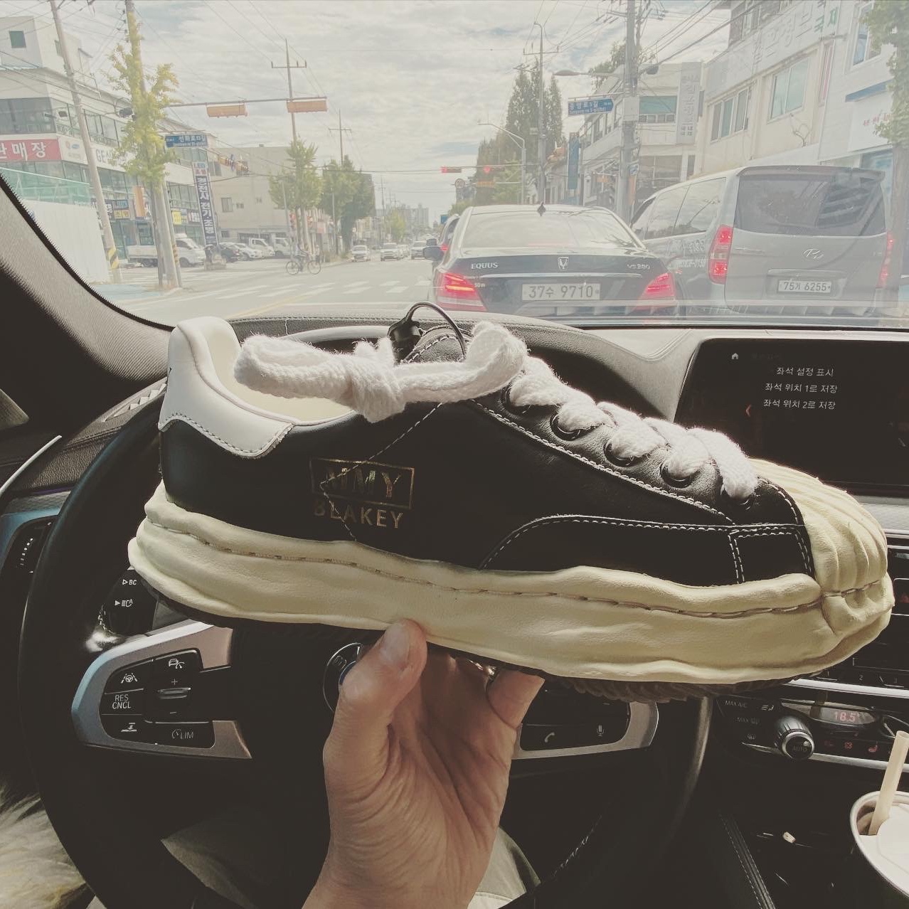 Maison Mihara Yasuhiro Blakey VL OG Sole Leather Low-top Sneakers Black 착용 스타일 - 3