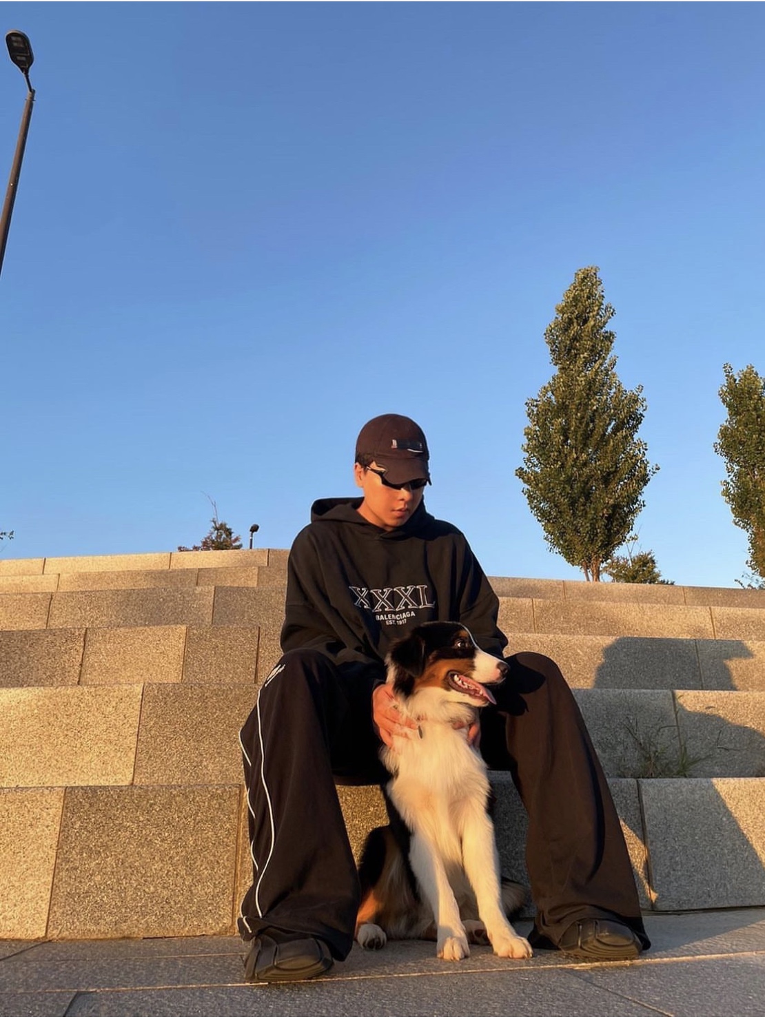 Balenciaga 3XL Hoodie Large Fit Black, Balenciaga Gaffer Cap Black 착용 스타일 - 2