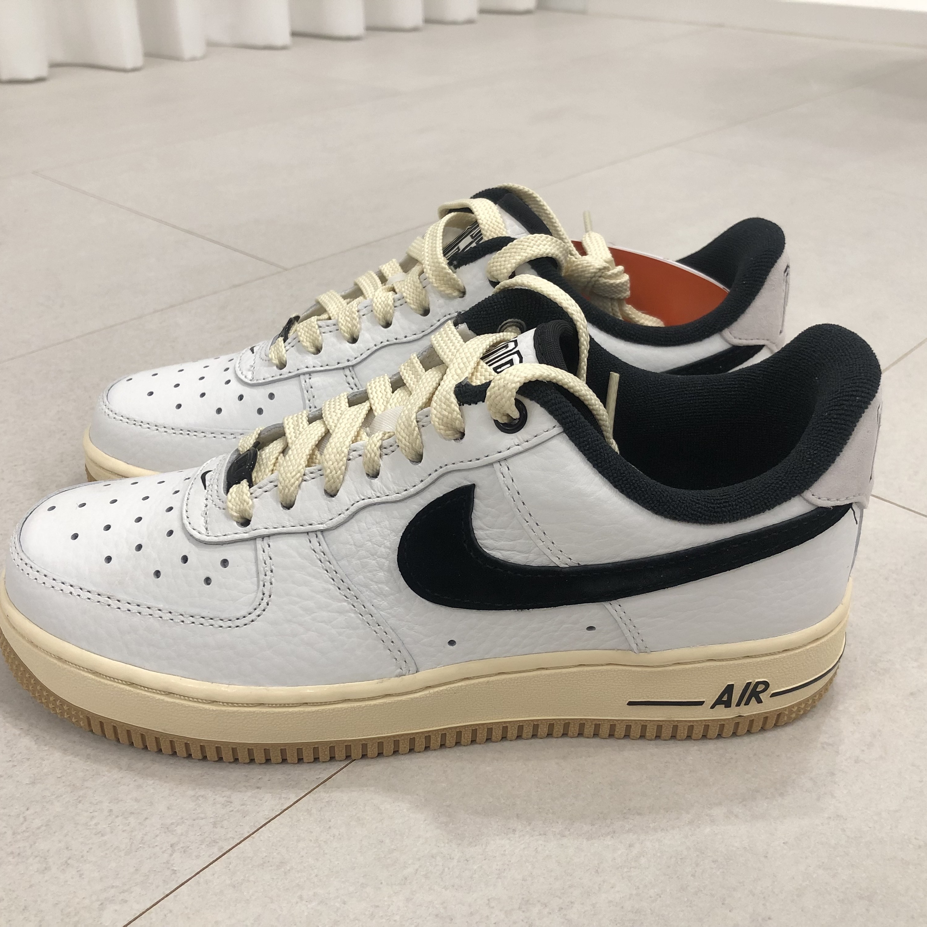 (W) Nike Air Force 1 '07 LX Black and Summit White 착용 스타일 - 2