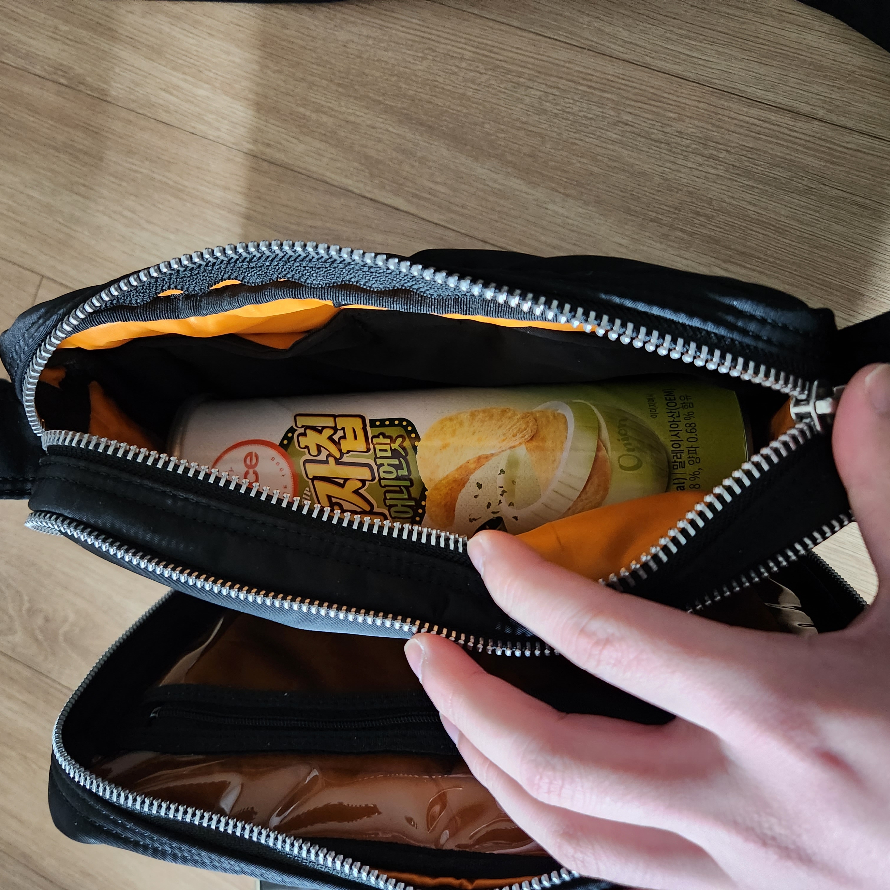 Porter Tanker Shoulder Bag S Black 착용 스타일 - 2