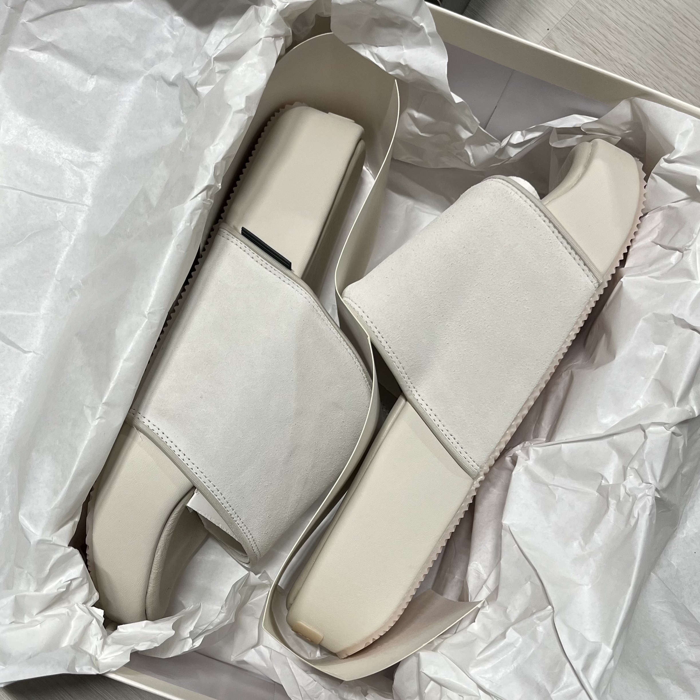 Y-3 Slide Orbit Grey 착용 스타일