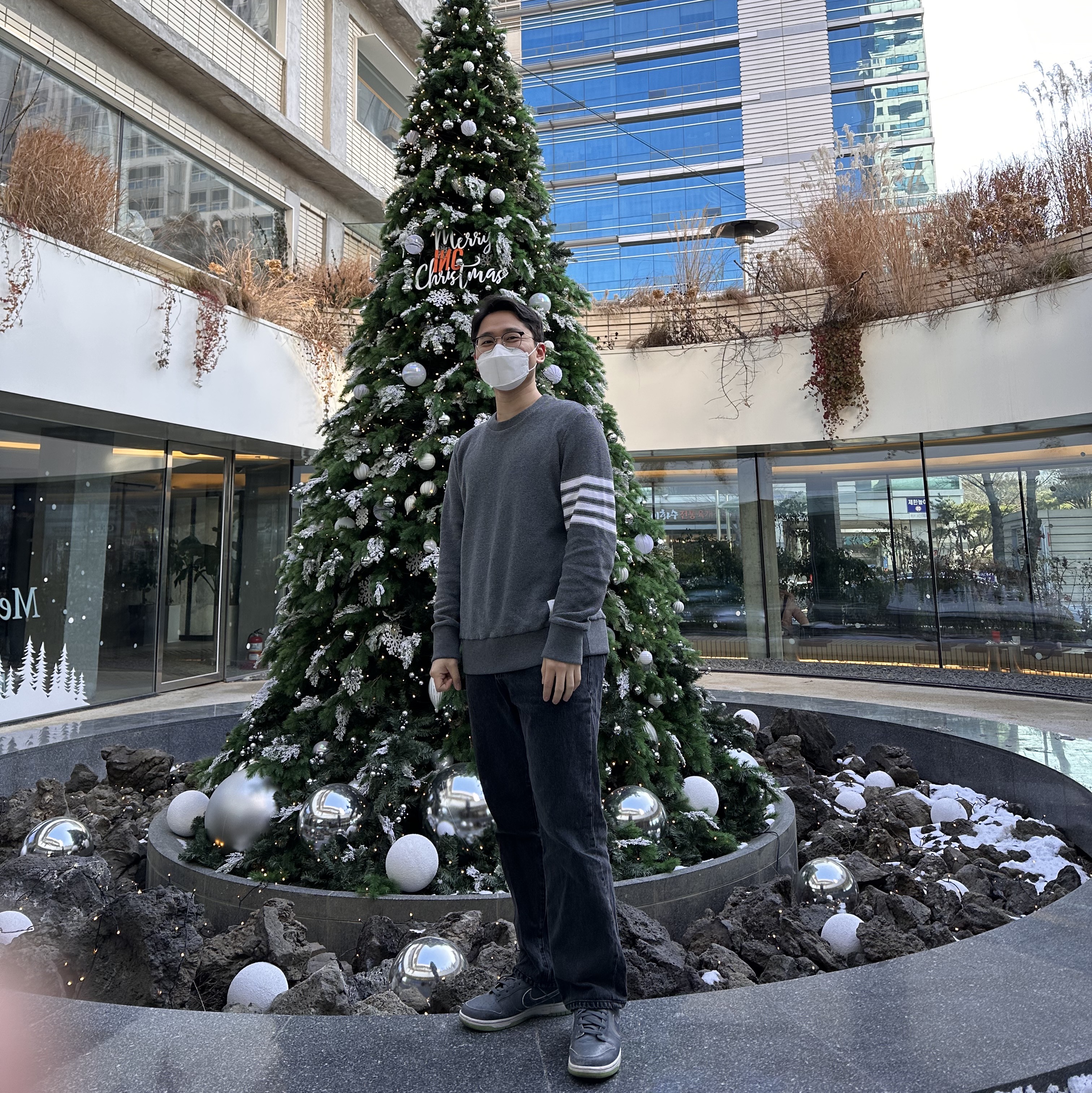 Nike Dunk Low Retro PRM Halloween, Thom Browne Open Raschel Stitch 4-Bar Sweatshirt Medium Grey 착용 스타일