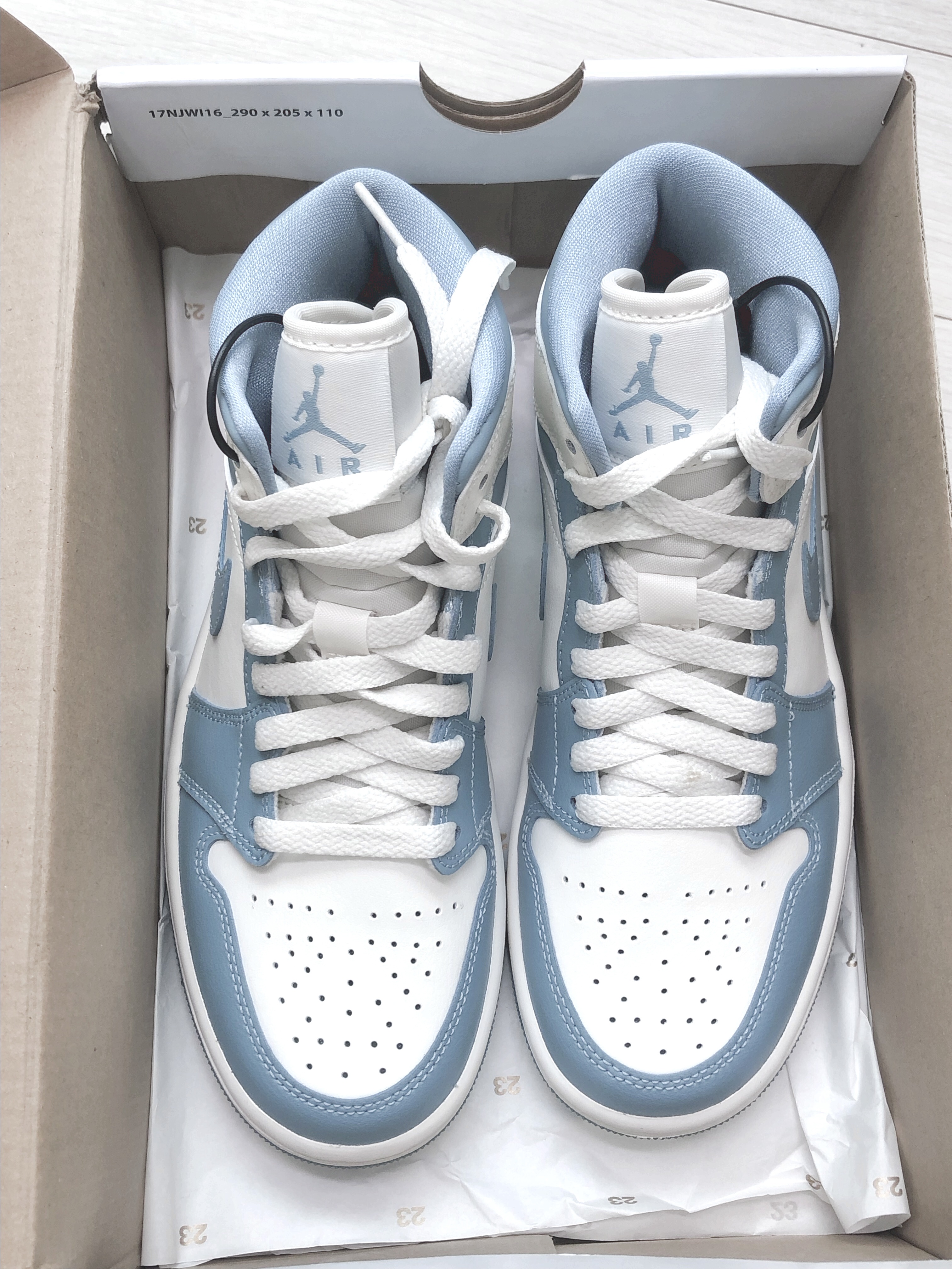 (W) Jordan 1 Mid Sail and Worn Blue 착용 스타일 - 3