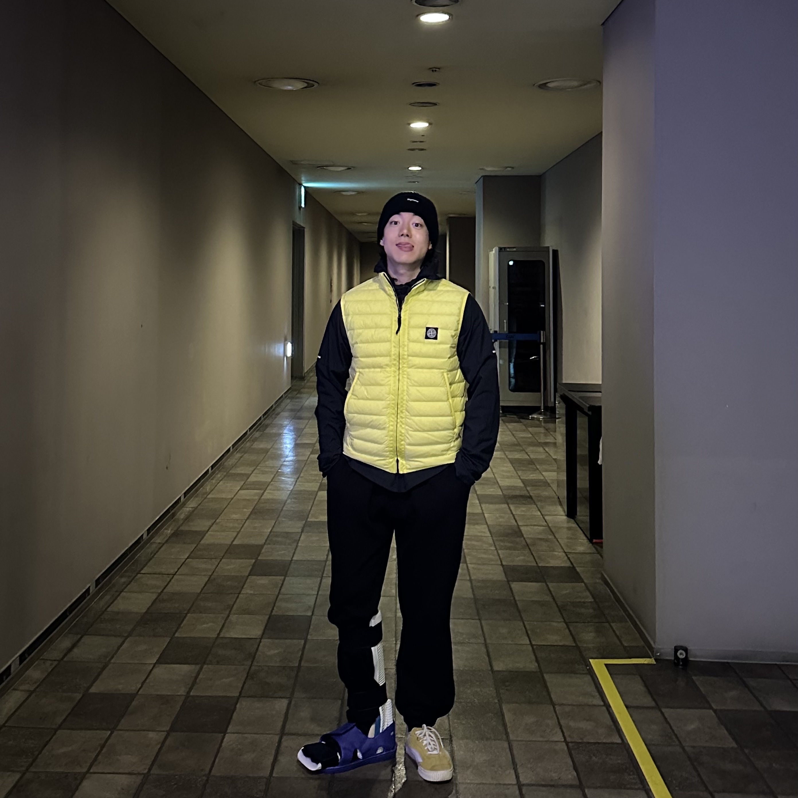 Stone Island G0224 Loom Woven Chambers R-Nylon Down-TC Vest Black - 22FW 착용 스타일