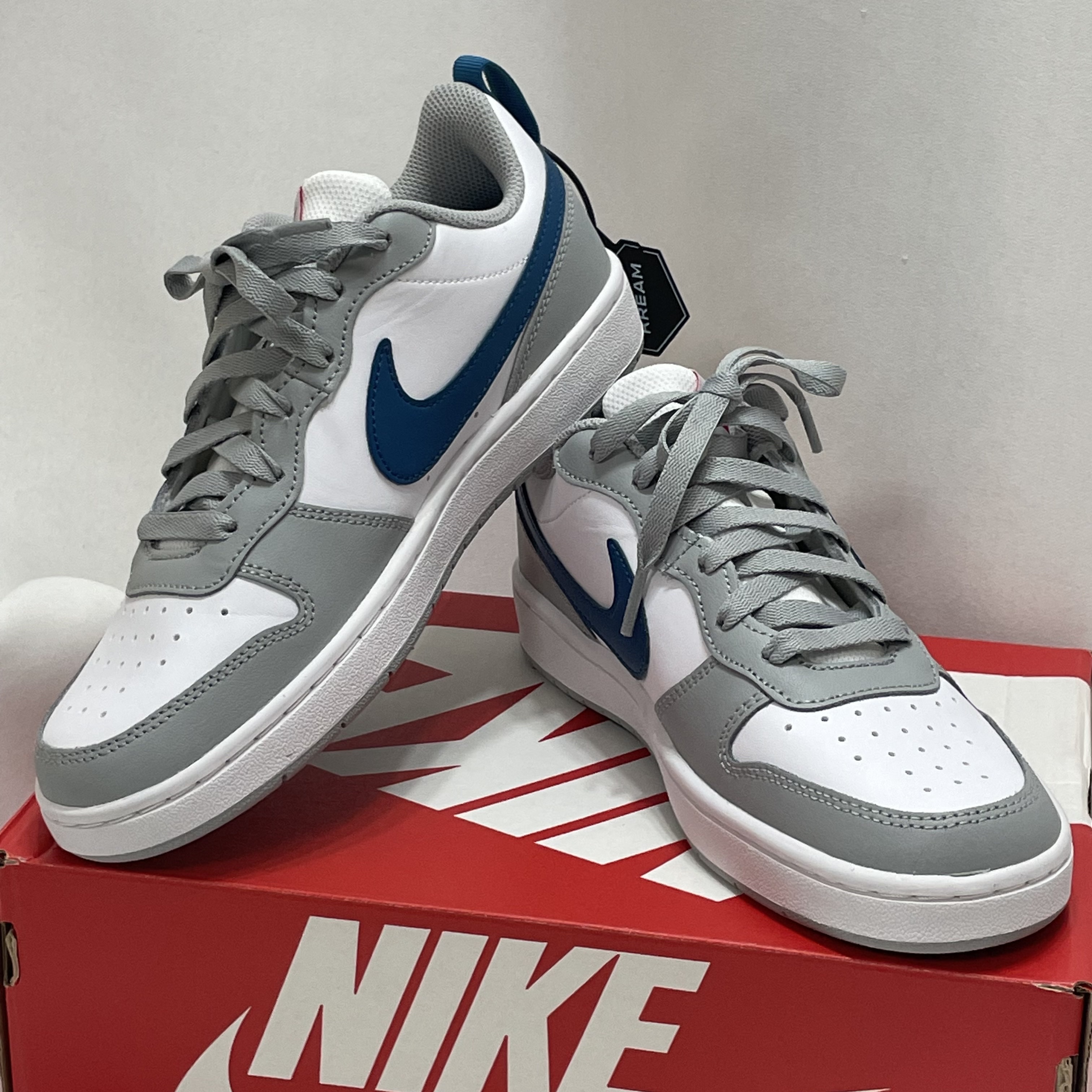 (GS) Nike Court Borough Low 2 Light Smoke Grey 착용 스타일 - 2