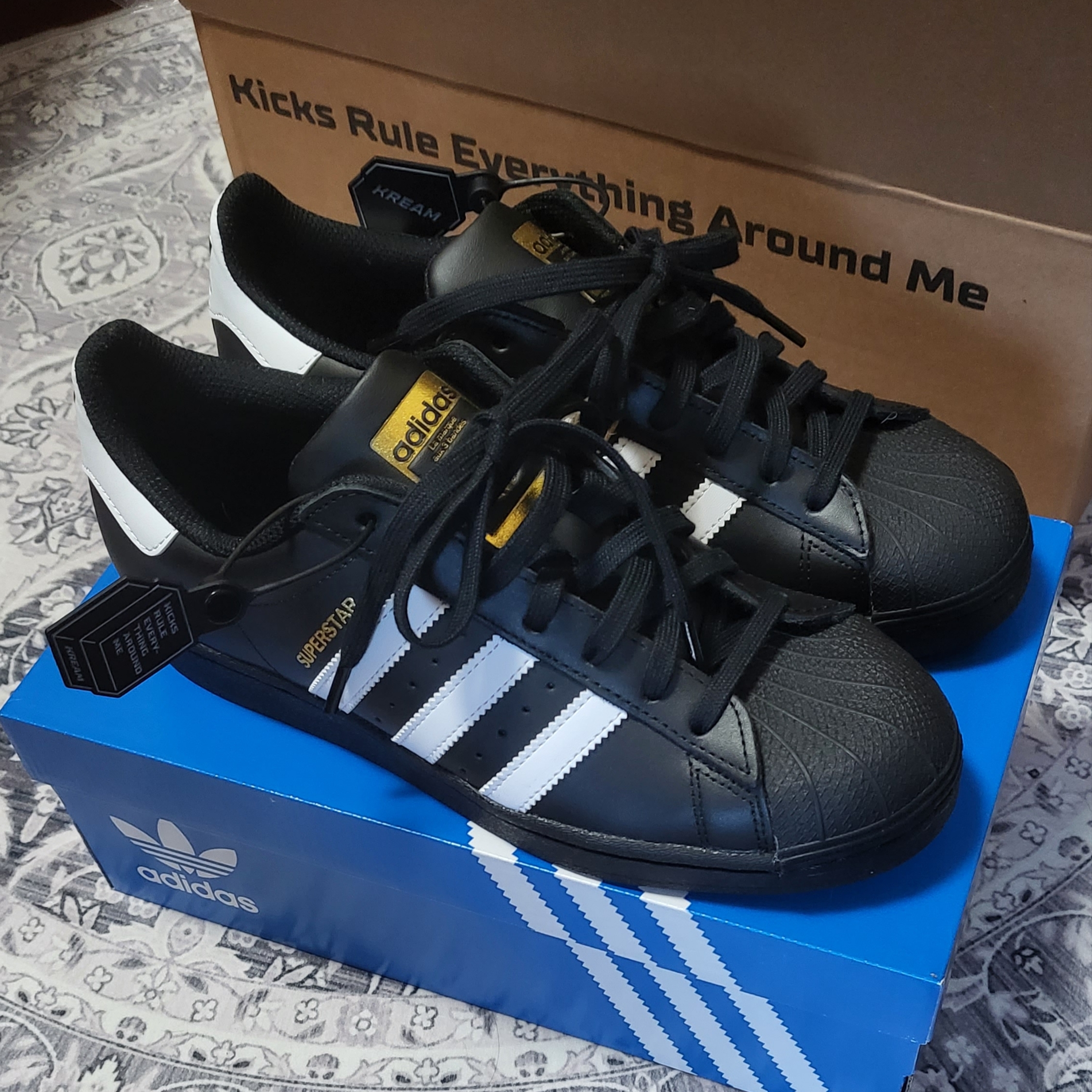 Adidas Superstar Core Black White 착용 스타일