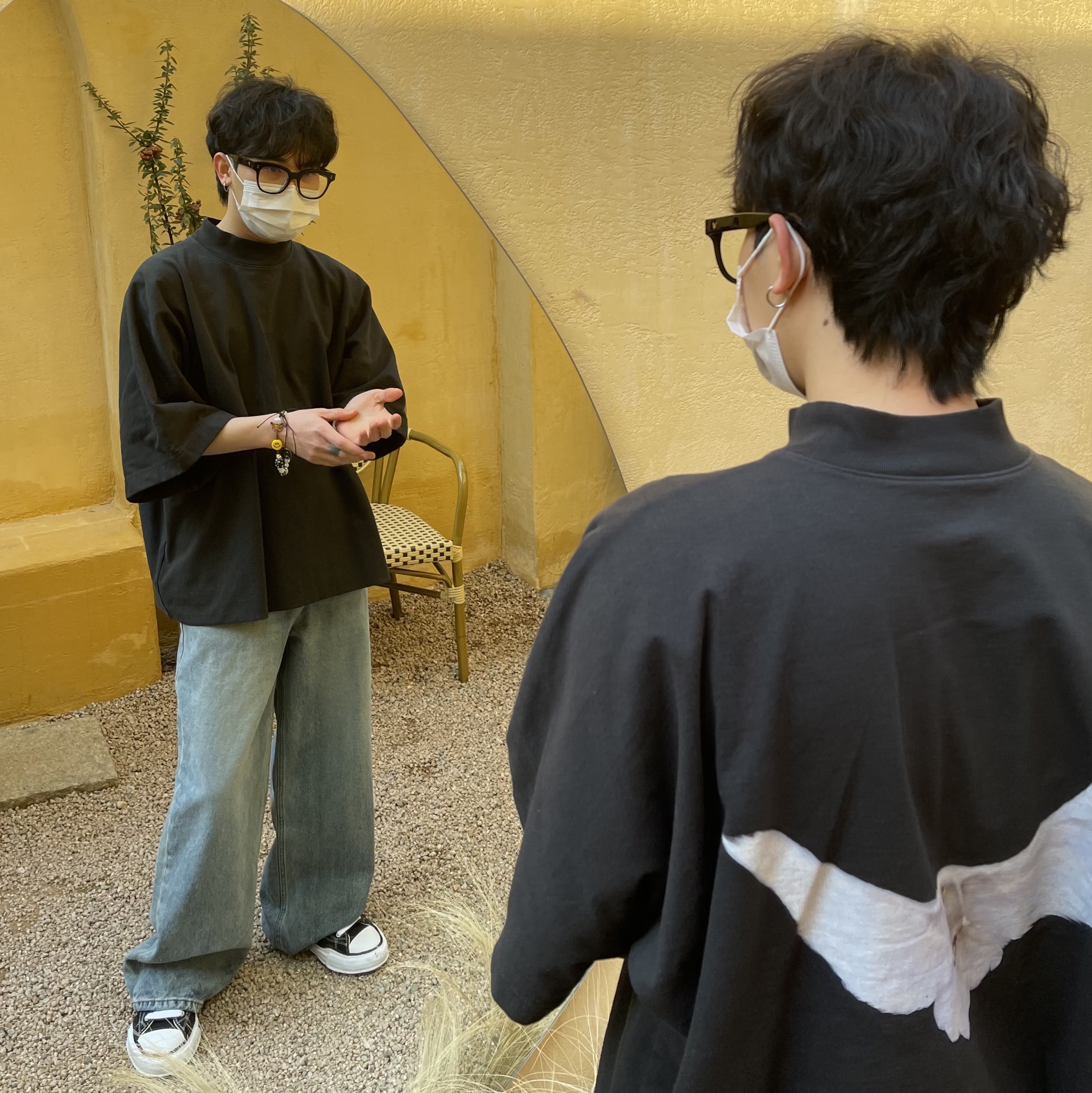 Maison Mihara Yasuhiro Peterson OG Sole Canvas Low Sneakers Black, Yeezy Gap Engineered By Balenciaga Dove No Seam T-Shirt Washed Black 착용 스타일 - 1