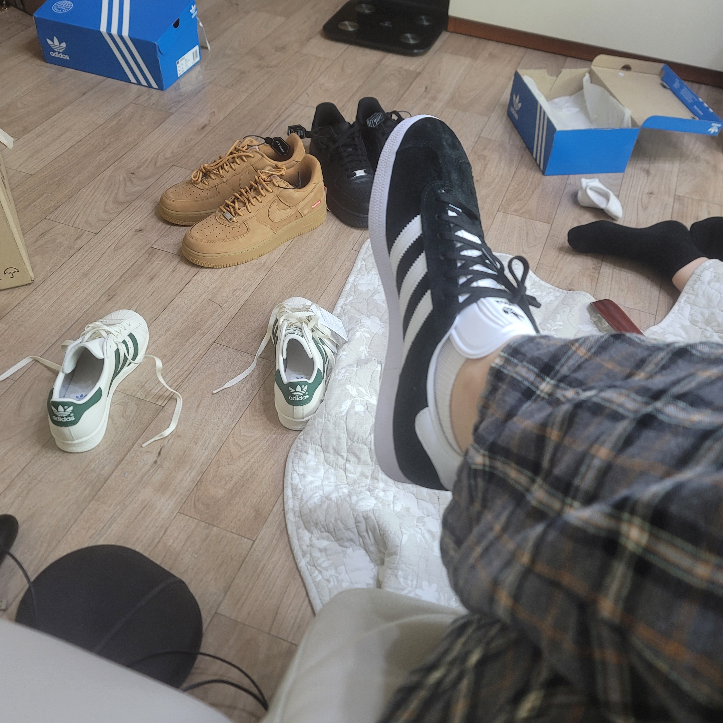Adidas Gazelle Core Black White, Nike x Supreme Air Force 1 Low Flax 착용 스타일
