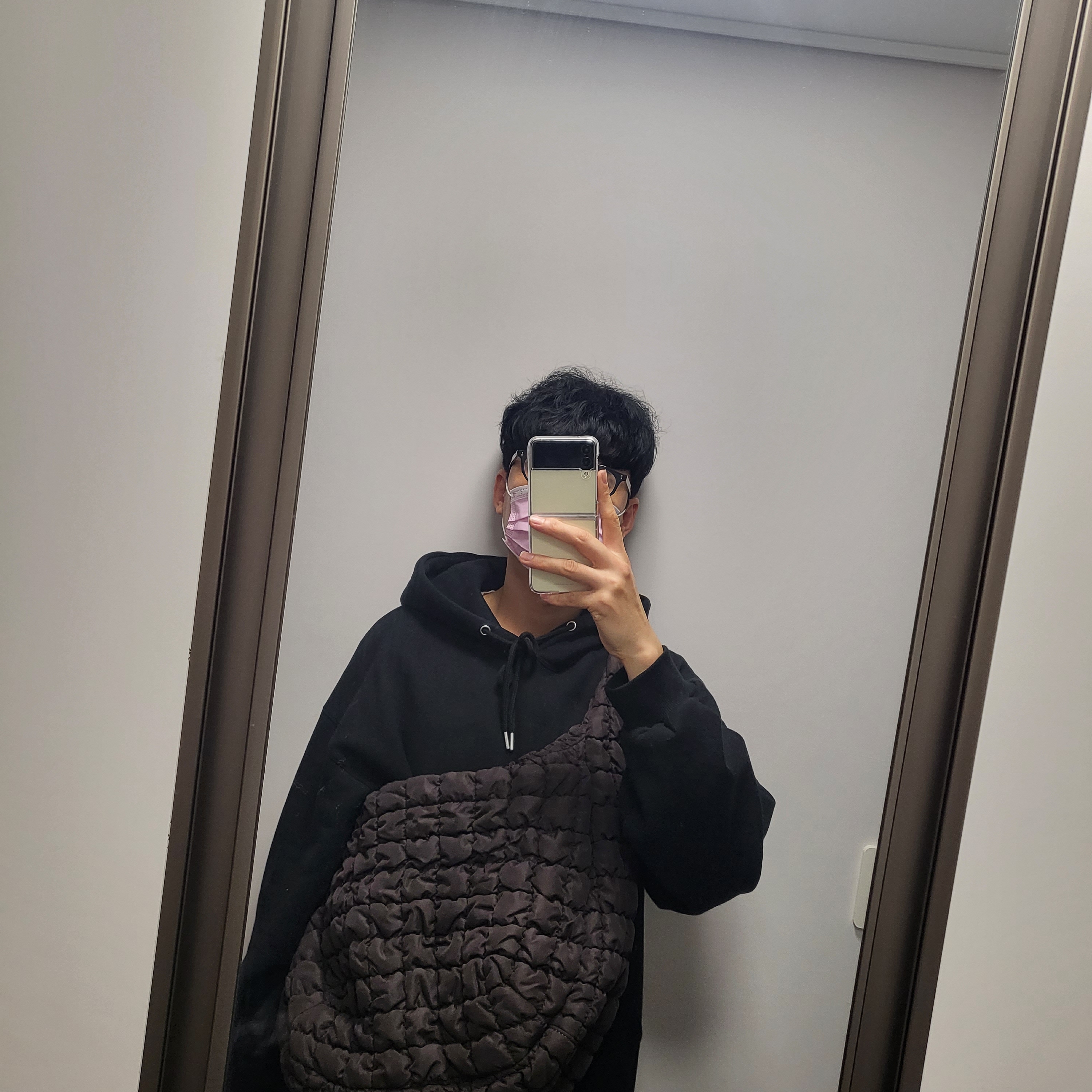 COS Quilted Oversized Shoulder Bag Brown 착용 스타일