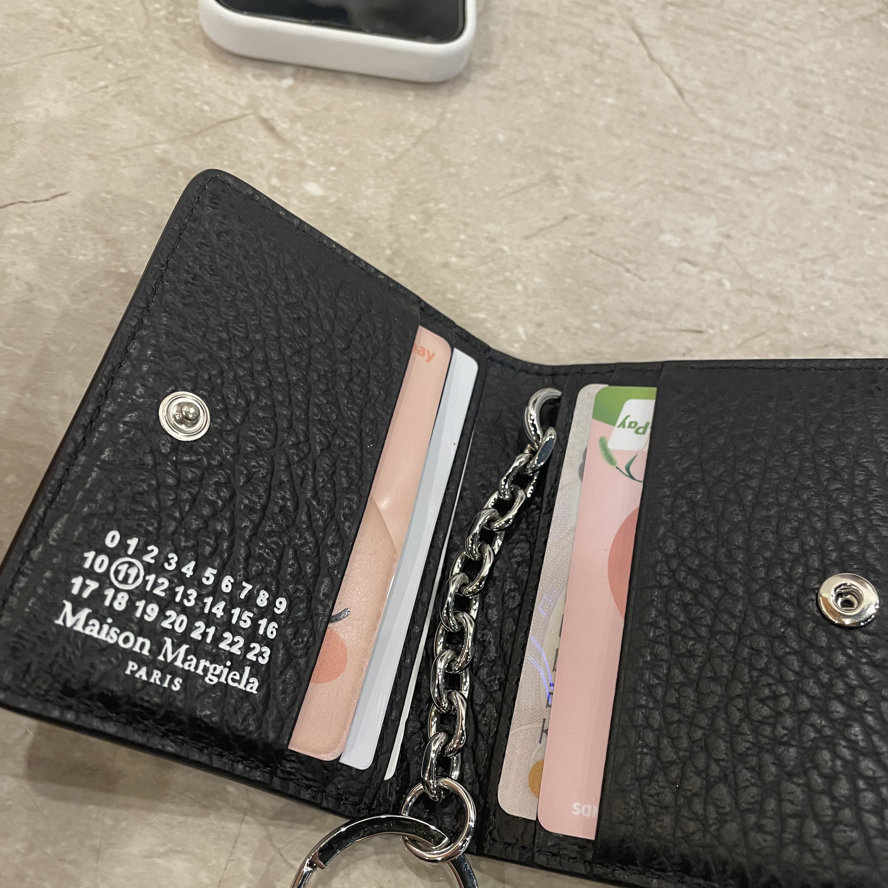 Maison Margiela Keyring Wallet Black 착용 스타일 - 3