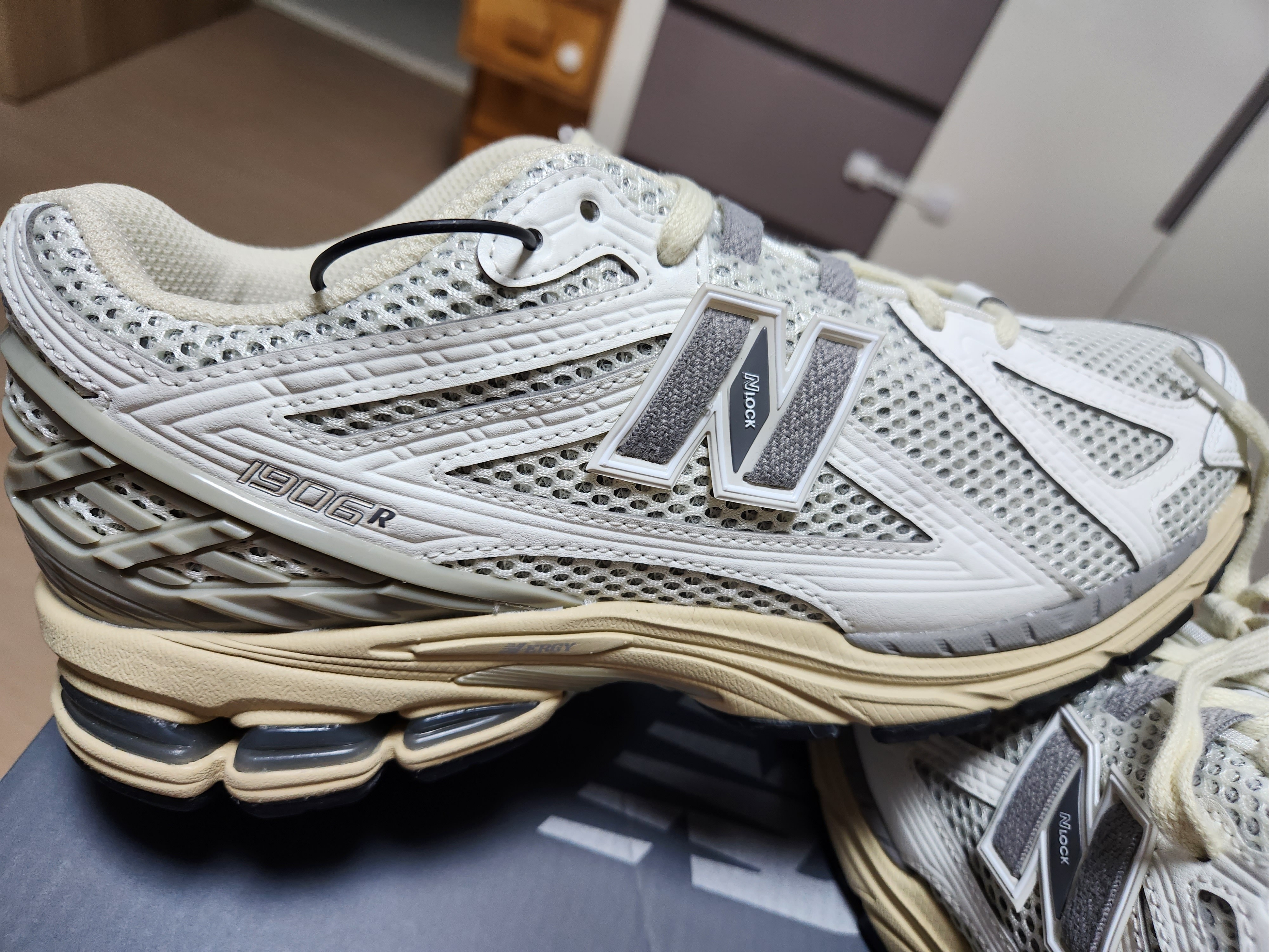 New Balance 1906R White Gray 착용 스타일 - 1