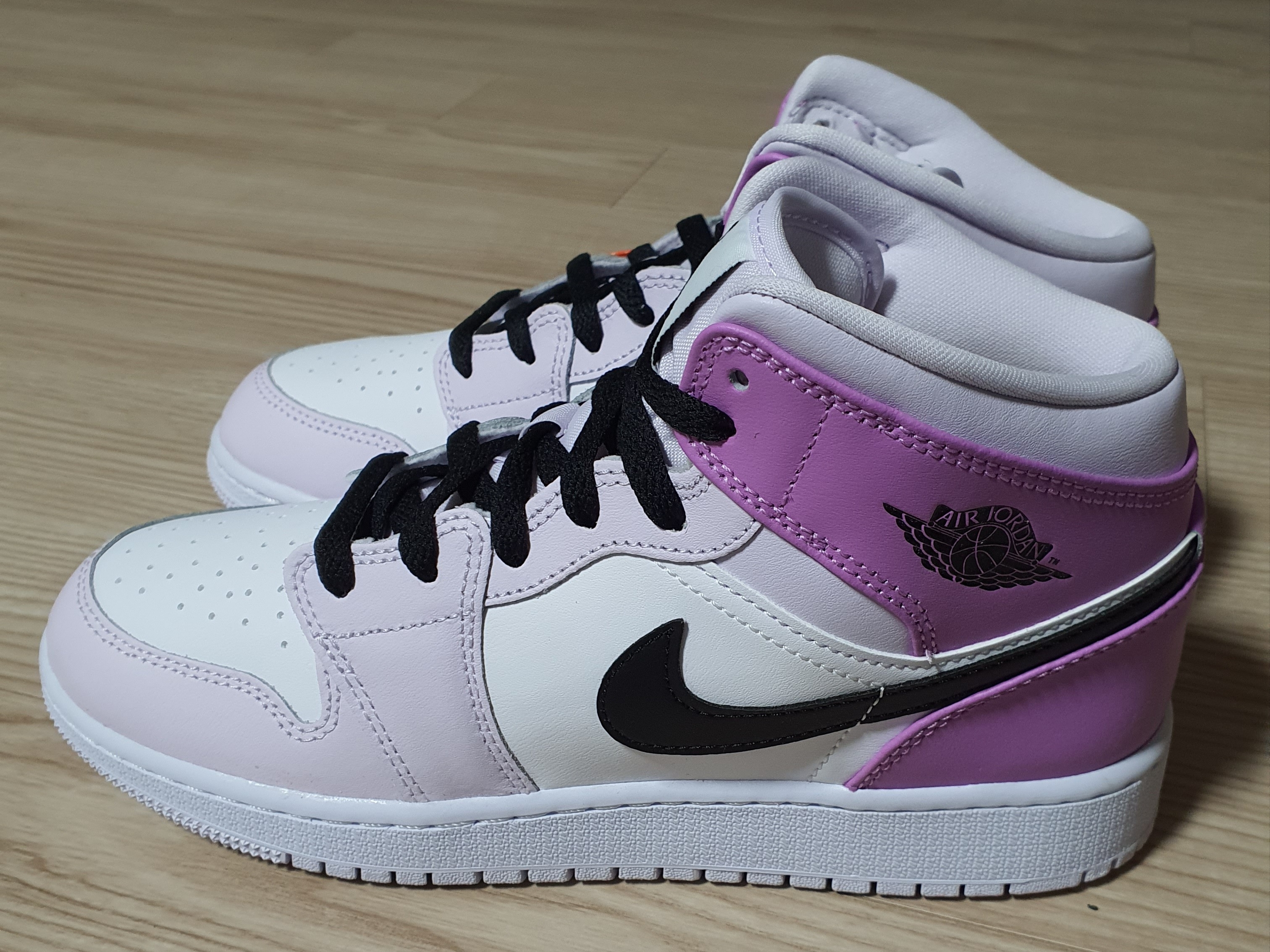 (GS) Jordan 1 Mid Barely Grape White 착용 스타일 - 2
