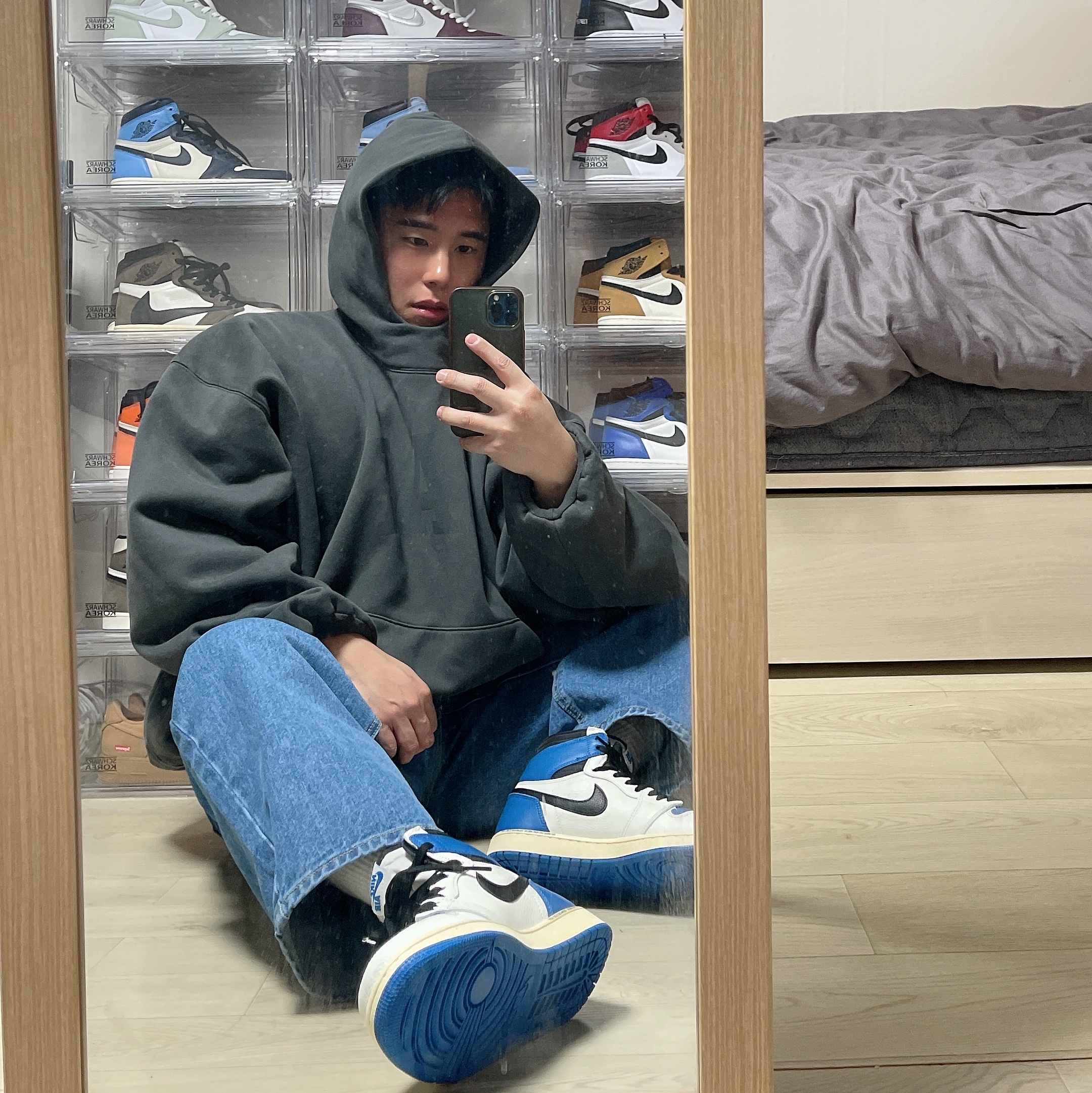 Jordan 1 x Travis Scott x Fragment Retro High OG SP Military Blue, Yeezy Gap Engineered By Balenciaga Dove Hoodie Black 착용 스타일