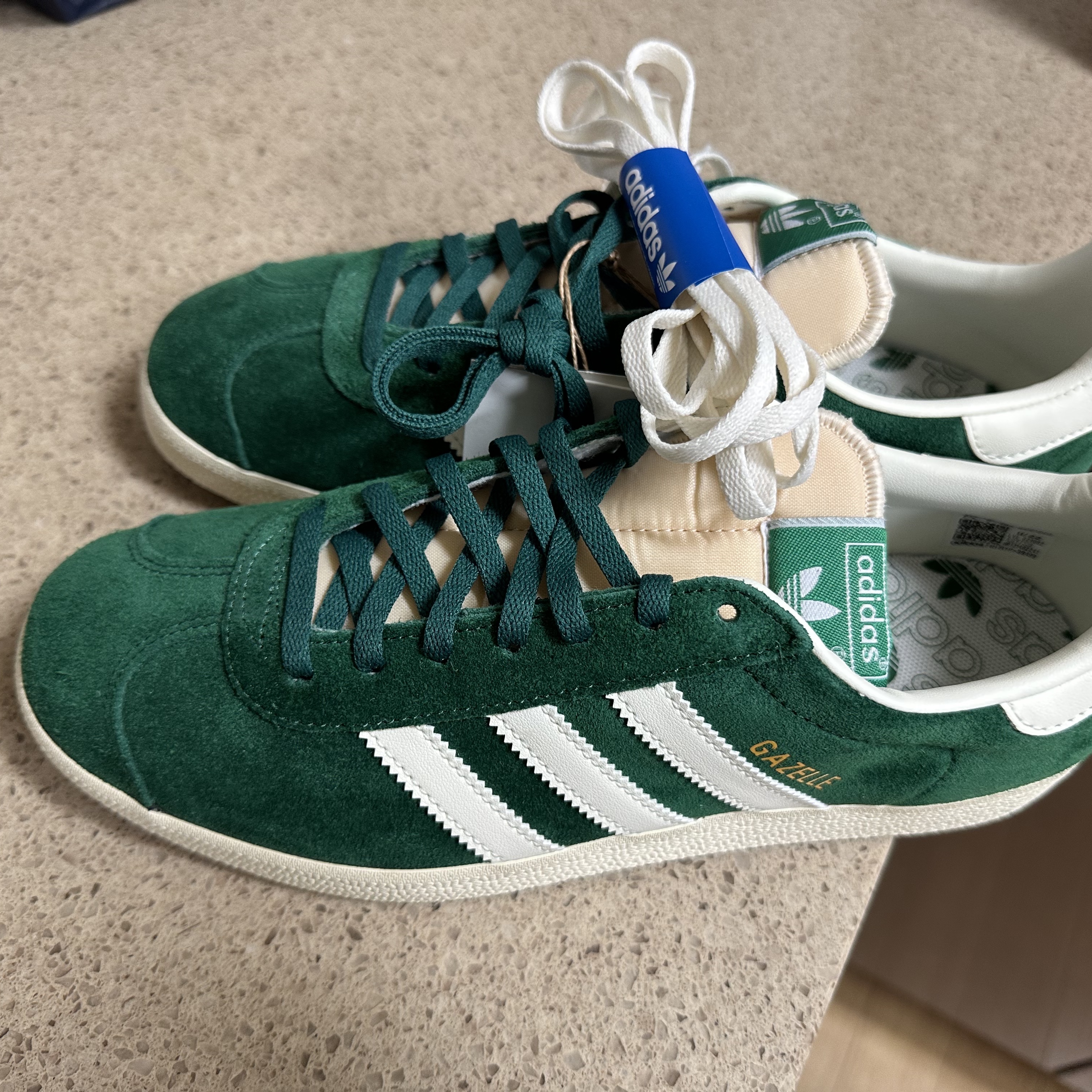 Adidas Gazelle Dark Green Cream White 착용 스타일