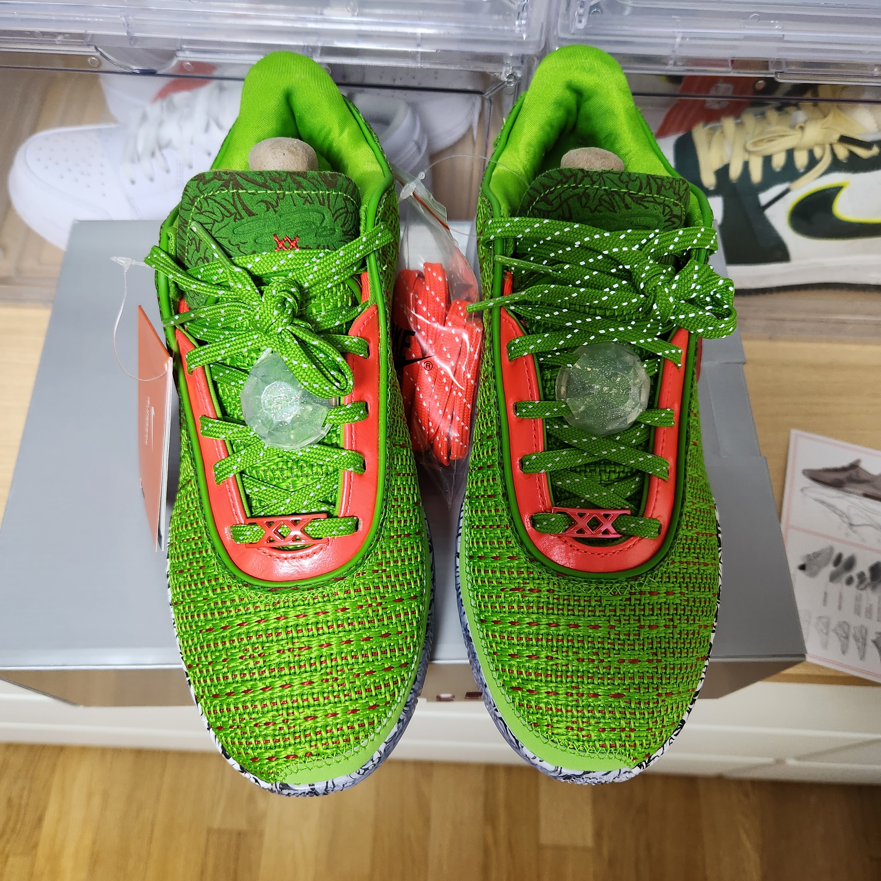 Nike LeBron XX Christmas EP Green Apple University Red 착용 스타일