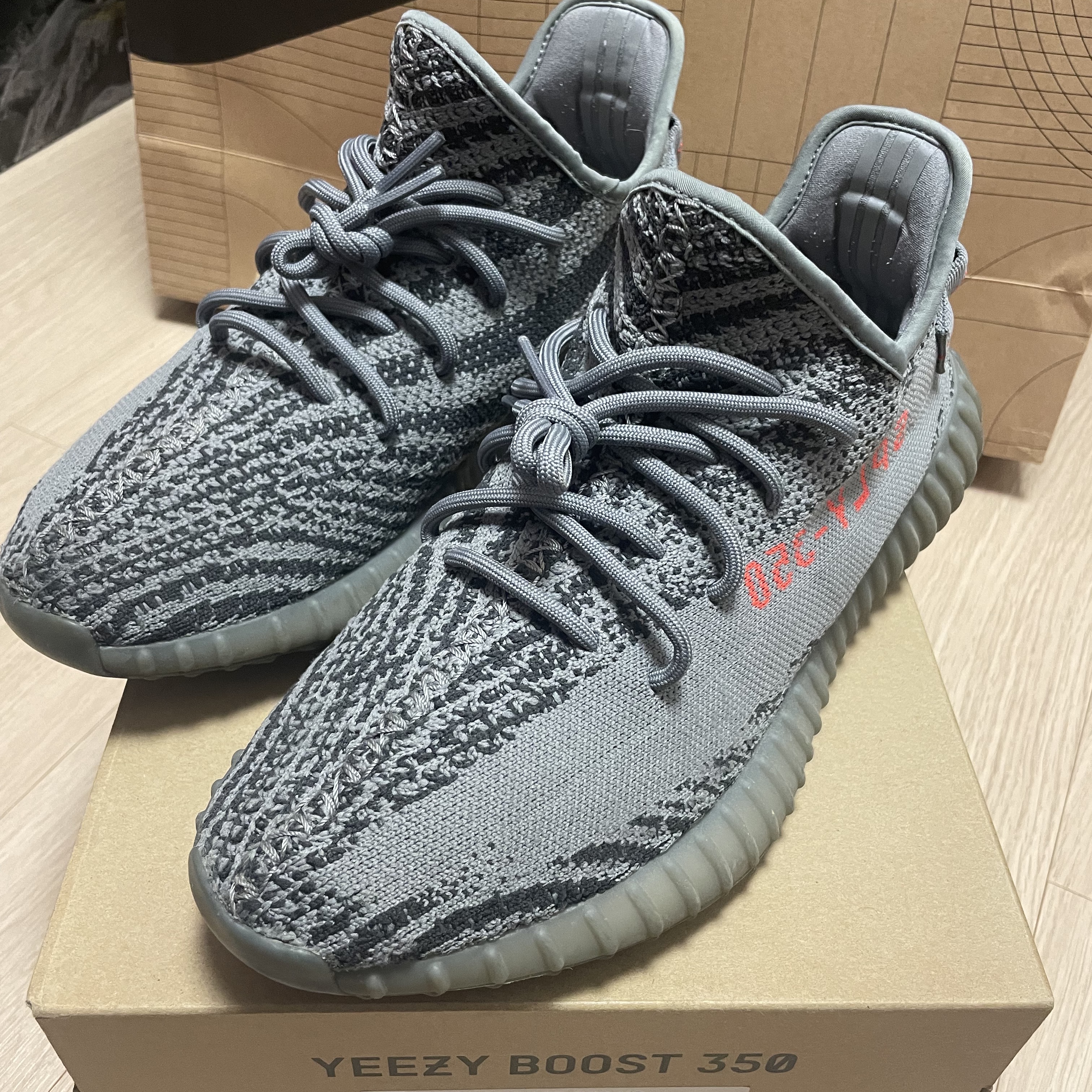 Adidas Yeezy Boost 350 V2 Beluga 2.0 착용 스타일