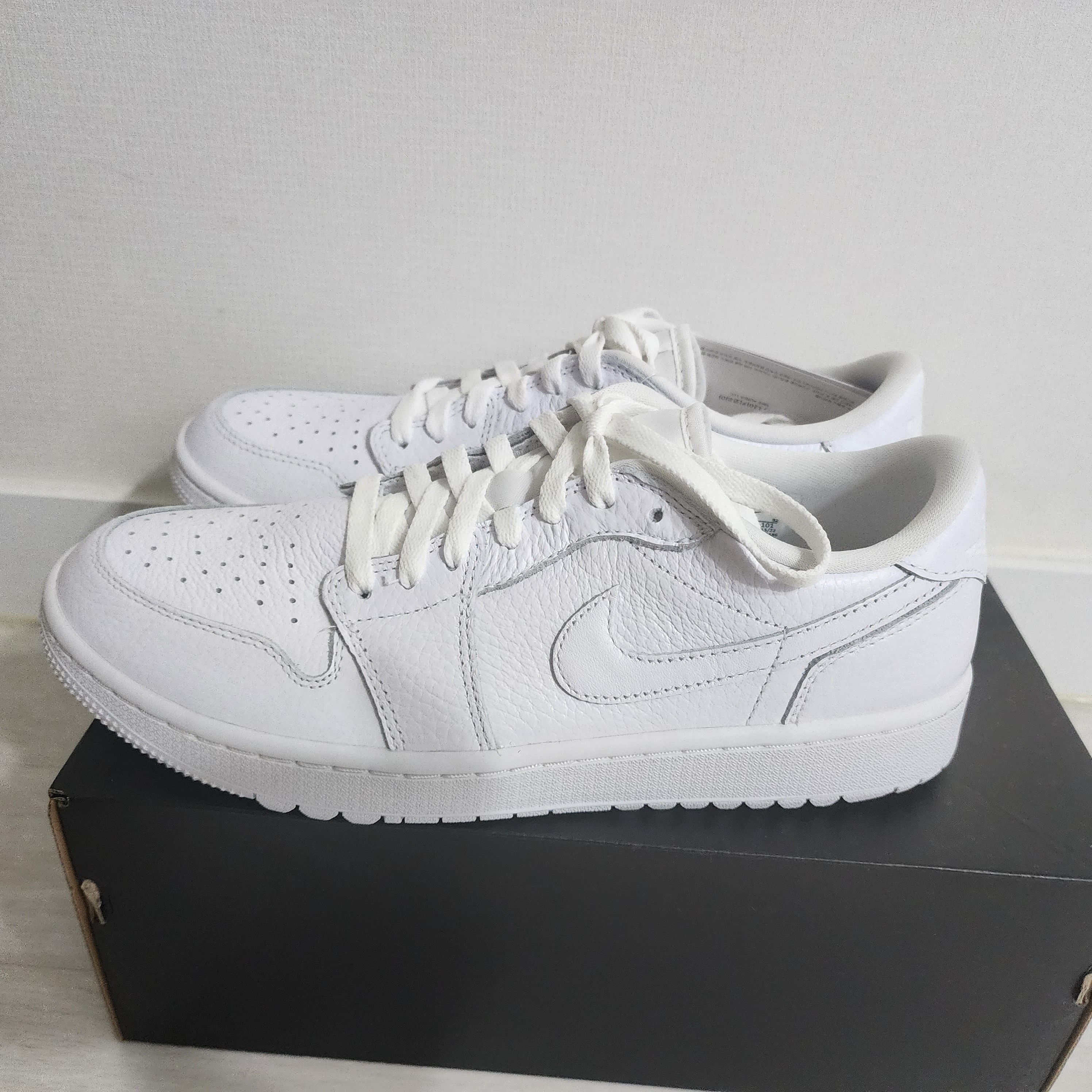 Jordan 1 Low Golf Triple White 착용 스타일 - 2