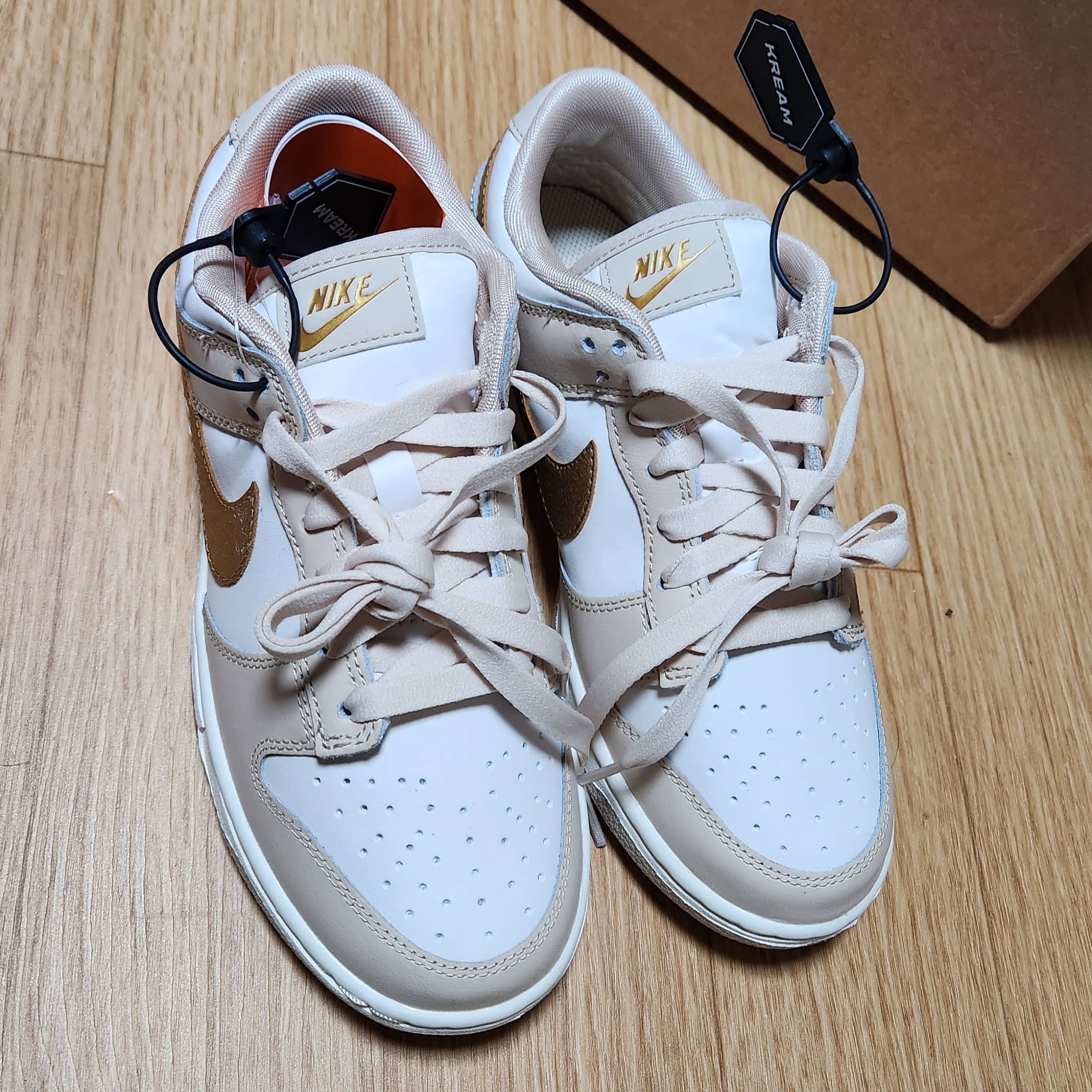 (W) Nike Dunk Low Sanddrift Metallic Gold 착용 스타일