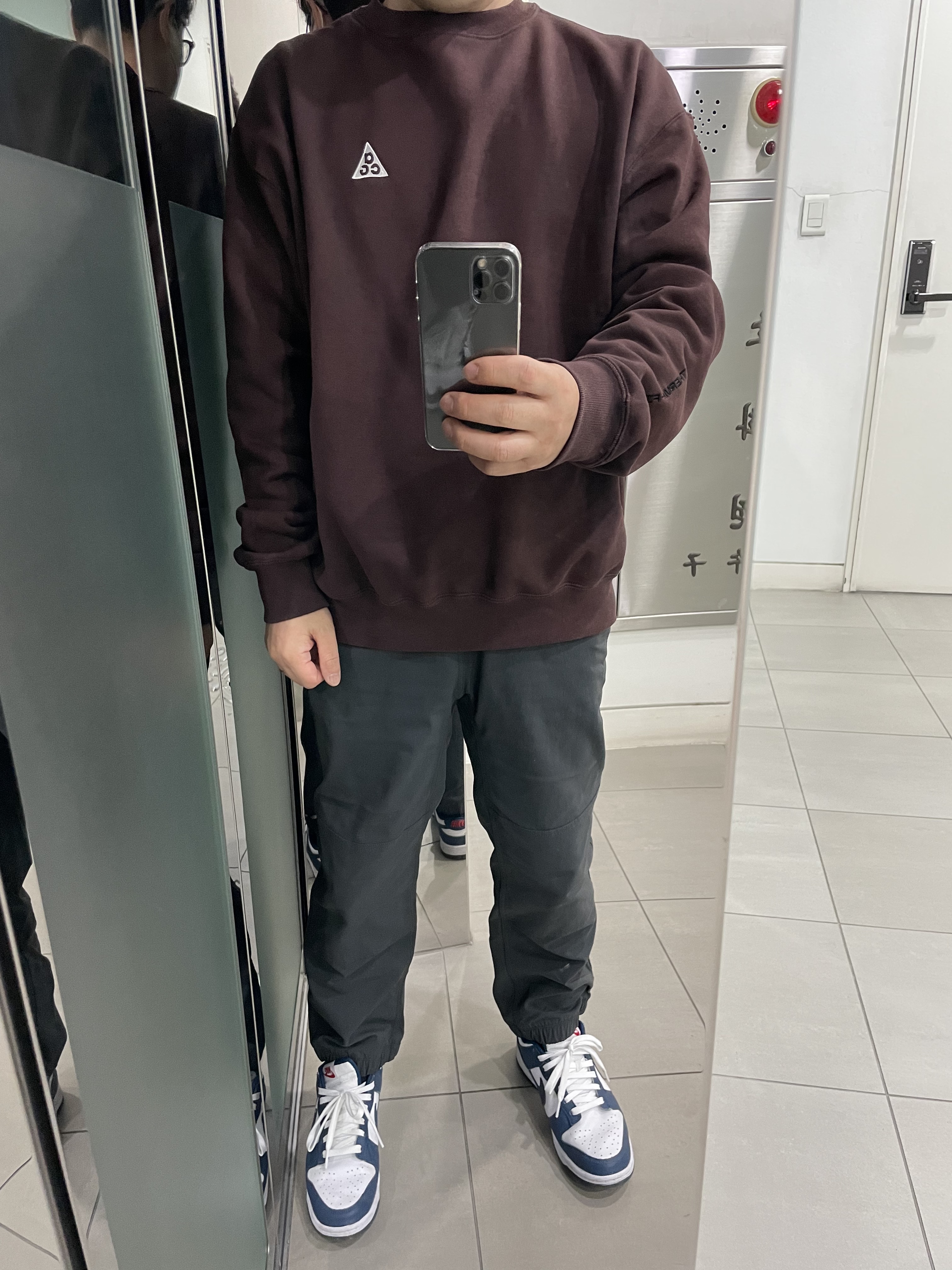 Nike ACG Trail Pants Dark Smoke Grey - Asia, Nike ACG Therma-Fit Crew Fleece Sweatshirt Earth - Asia 착용 스타일 - 2
