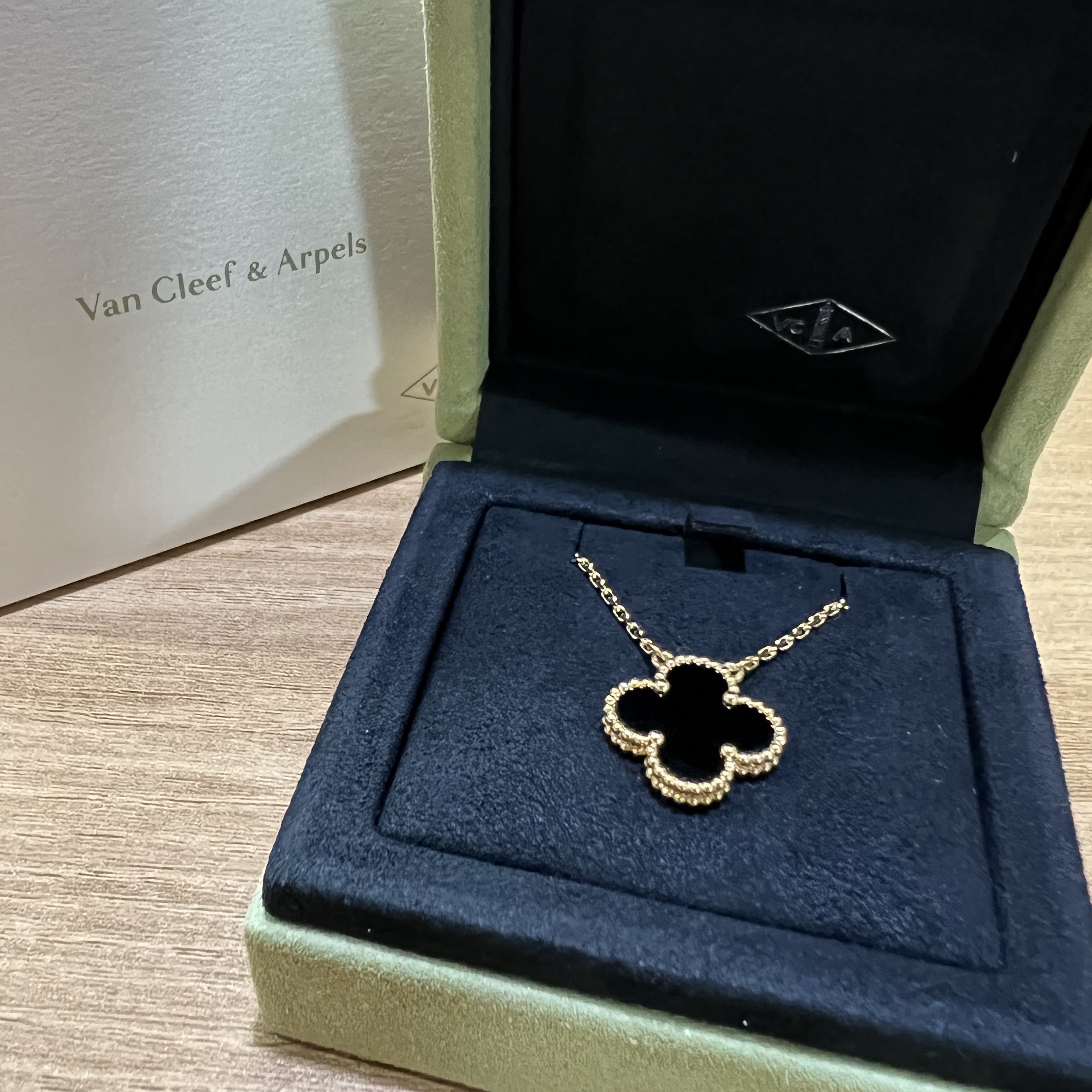 (W) Van Cleef & Arpels Vintage Alhambra Pendant Yellow Gold Onyx 착용 스타일
