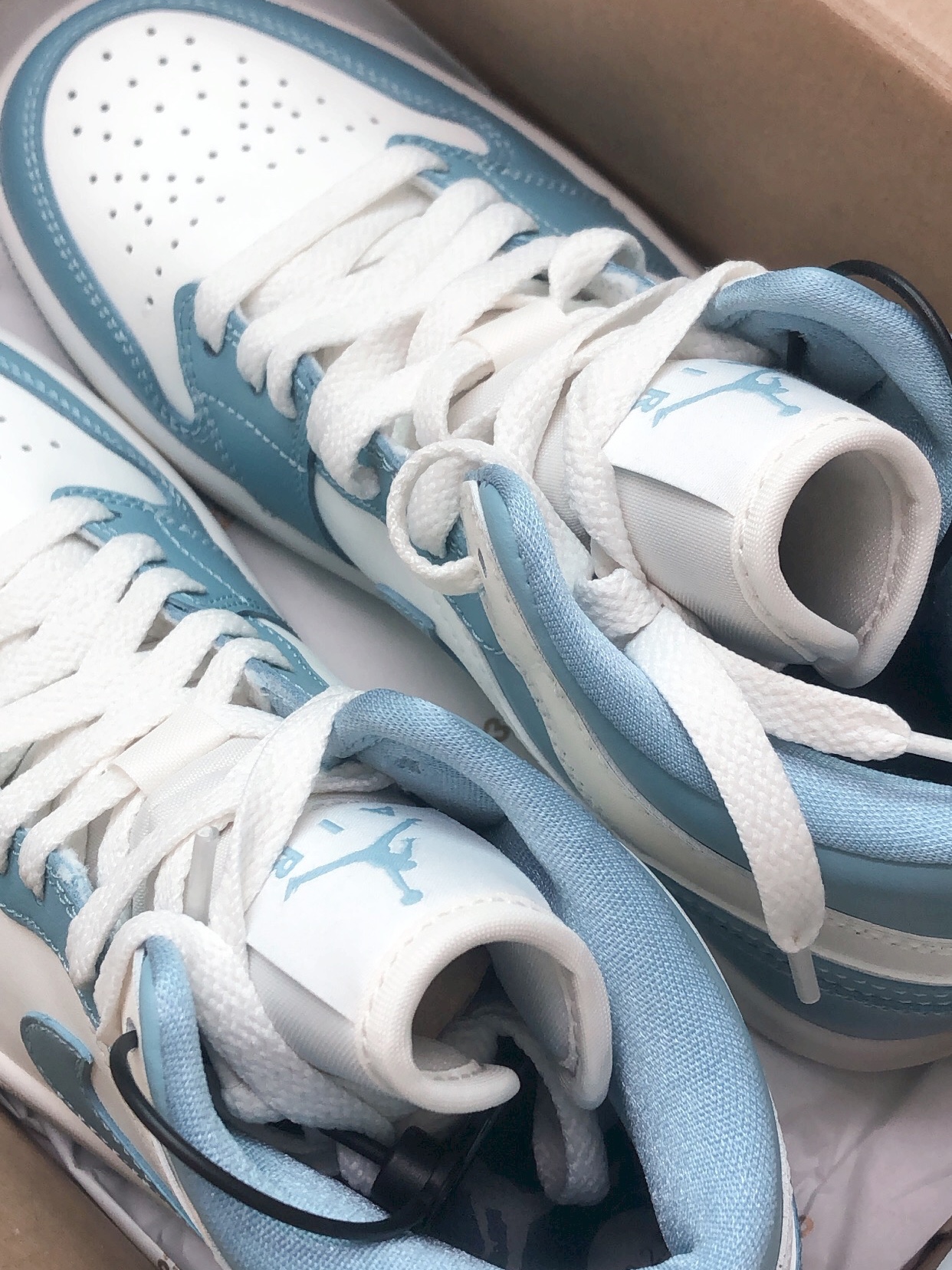 (W) Jordan 1 Mid Sail and Worn Blue 착용 스타일 - 5