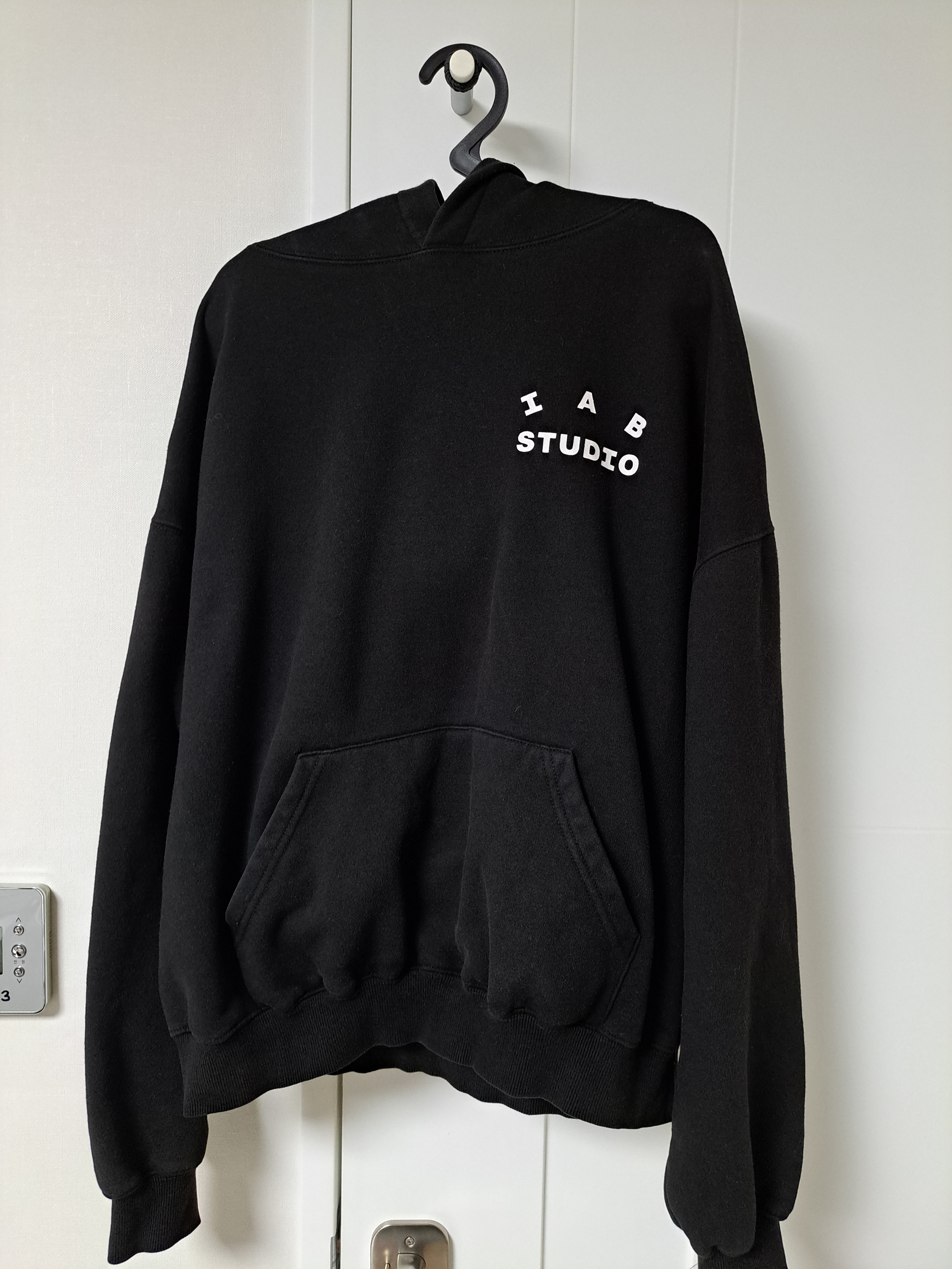 IAB Studio Hoodie Black White 착용 스타일 - 1