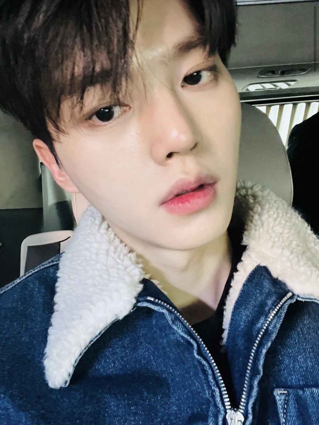 Prada Padded Denim Jacket Navy 착용 스타일 - 1