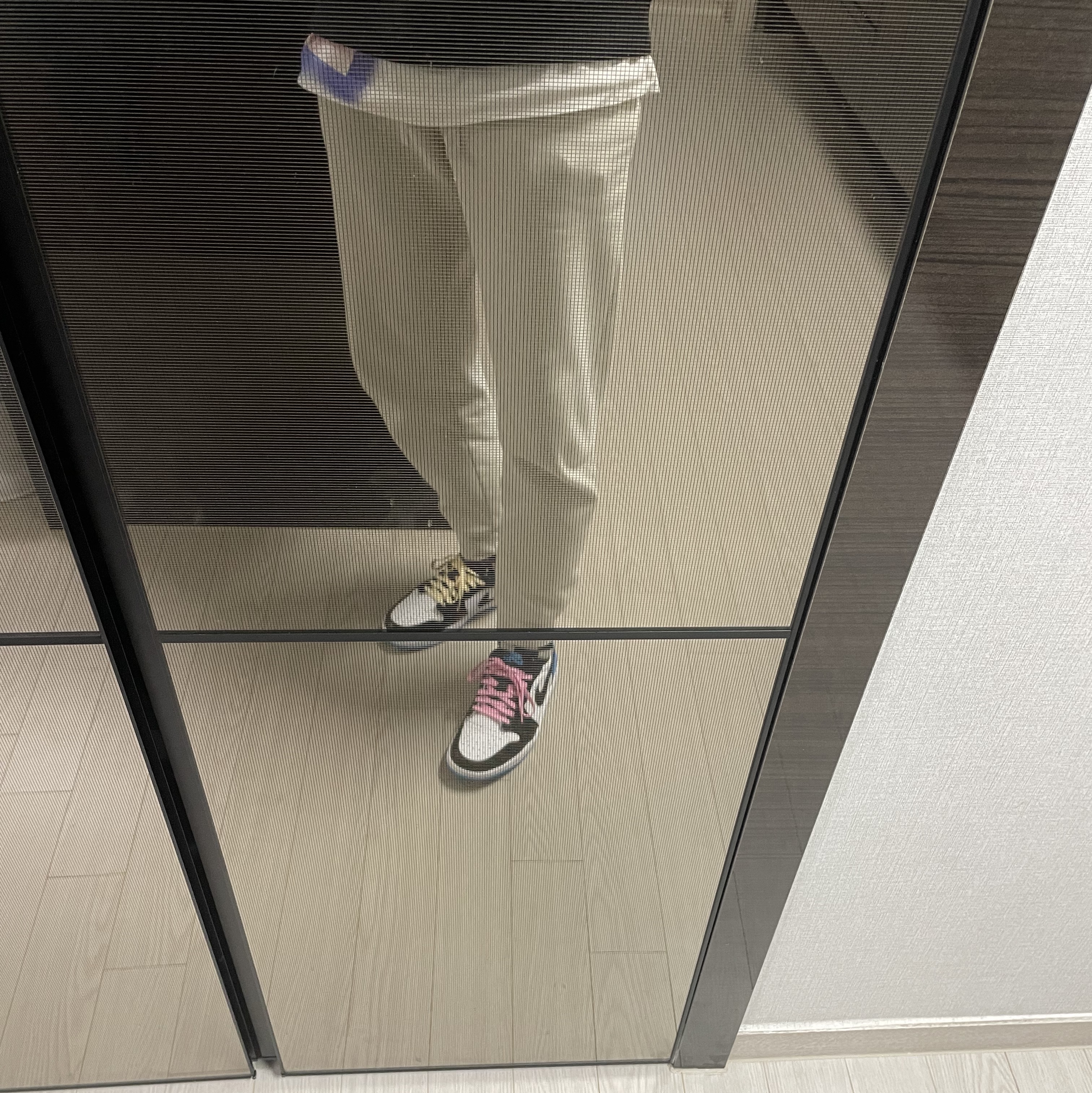 Jordan 1 Retro Low OG Black and Dark Powder Blue 착용 스타일 - 4