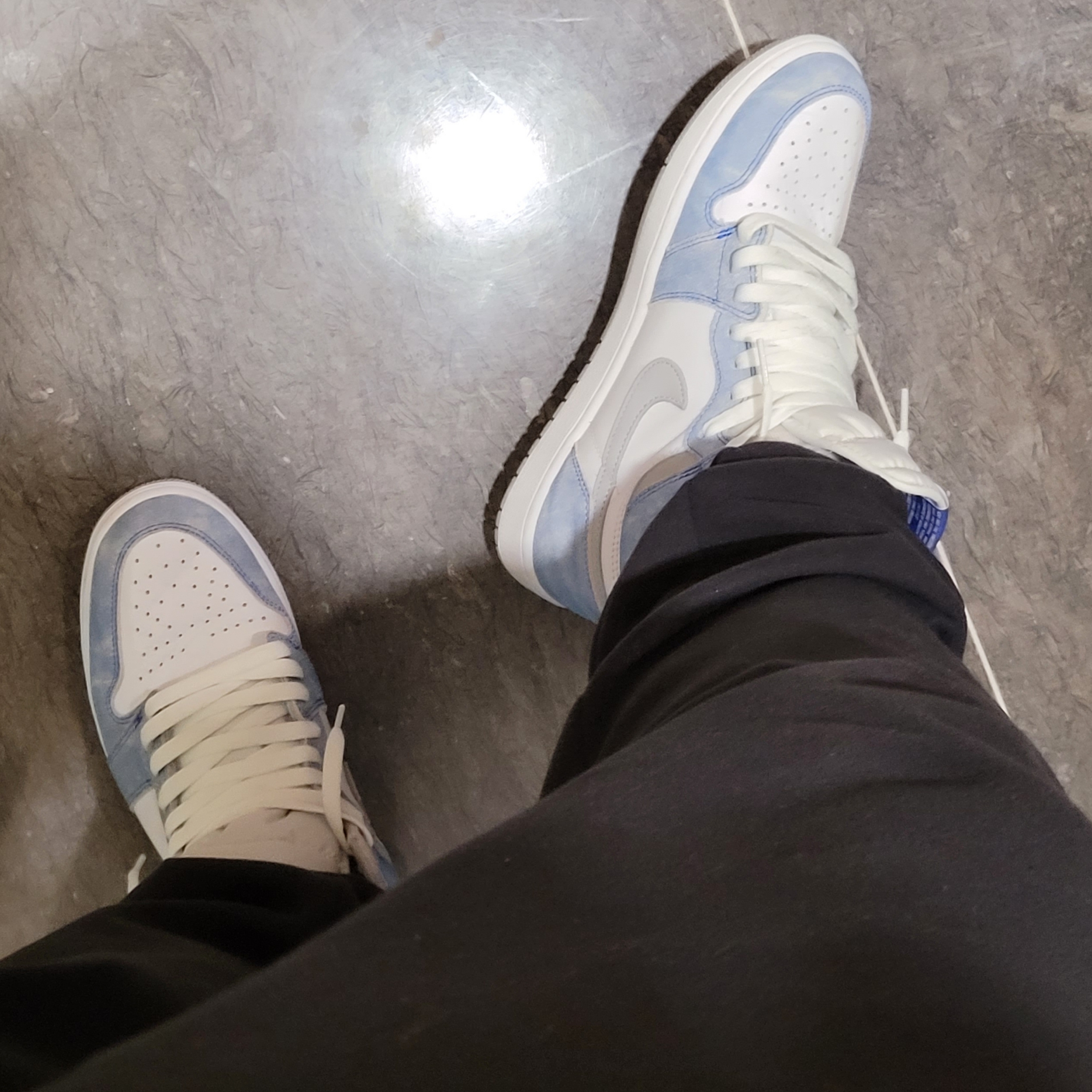 Jordan 1 Retro High OG Hyper Royal 착용 스타일