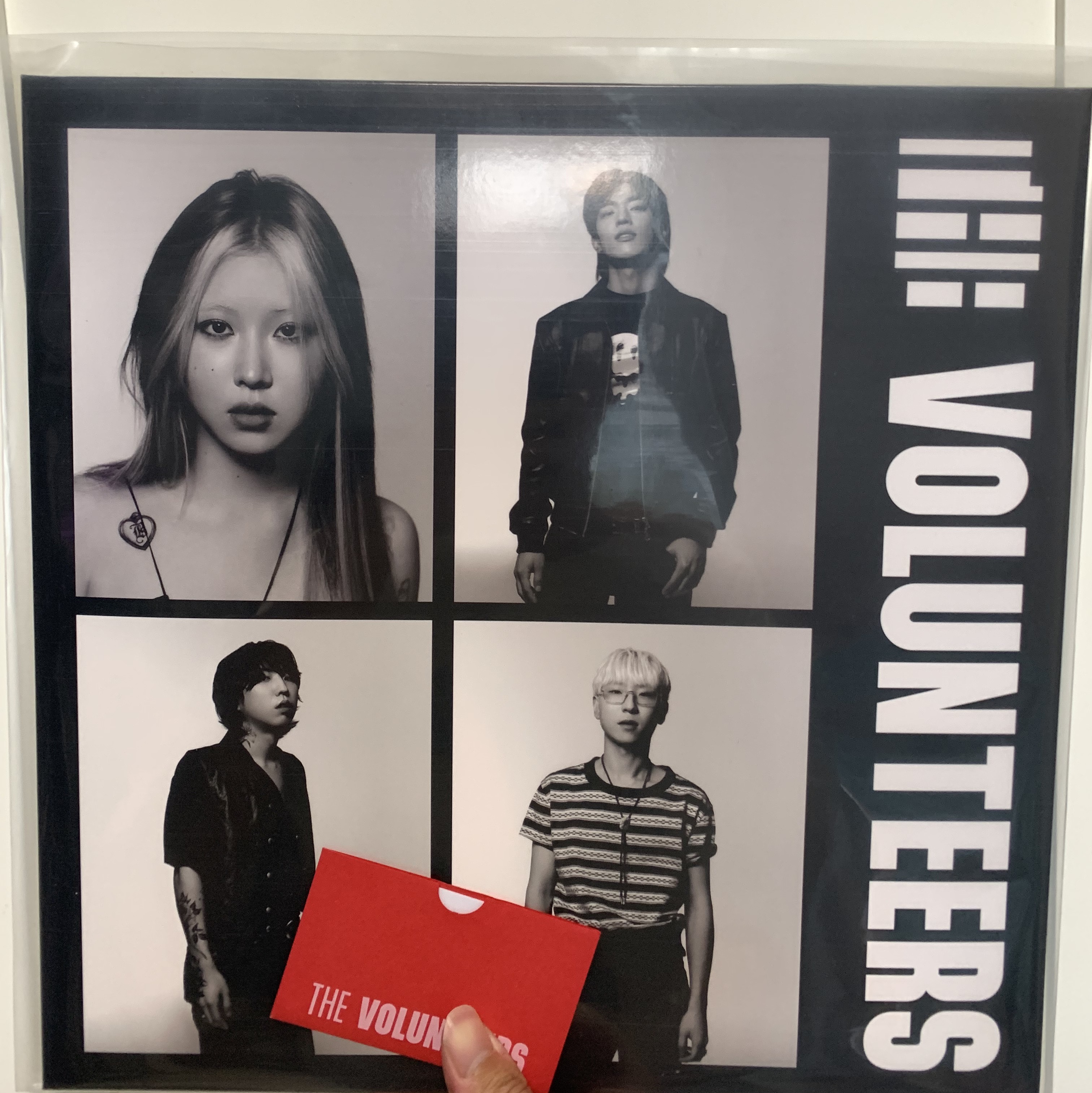 The Volunteers 1st Album LP Black Vinyl 착용 스타일 - 2