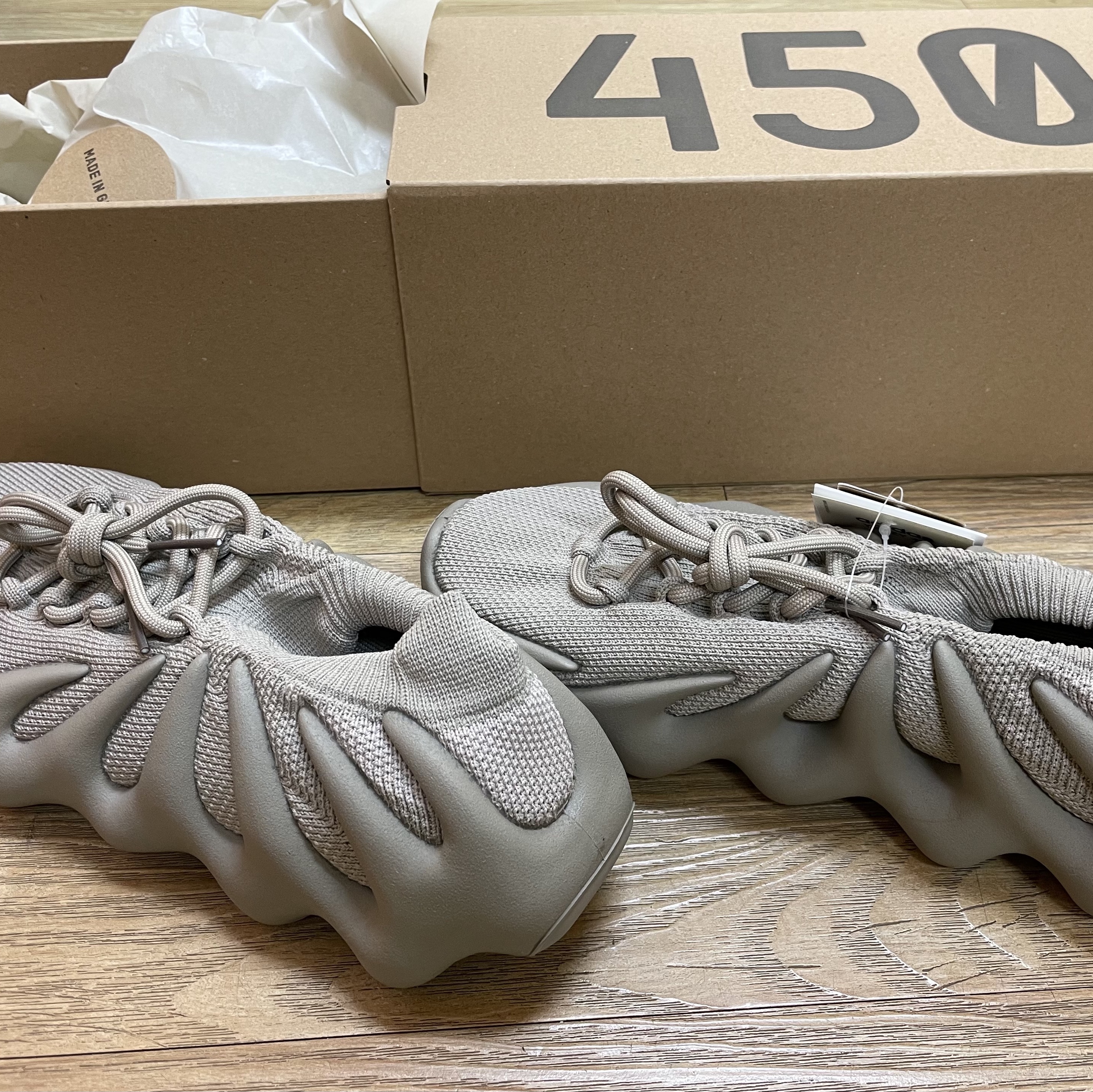 Adidas Yeezy 450 Stone Flax 착용 스타일