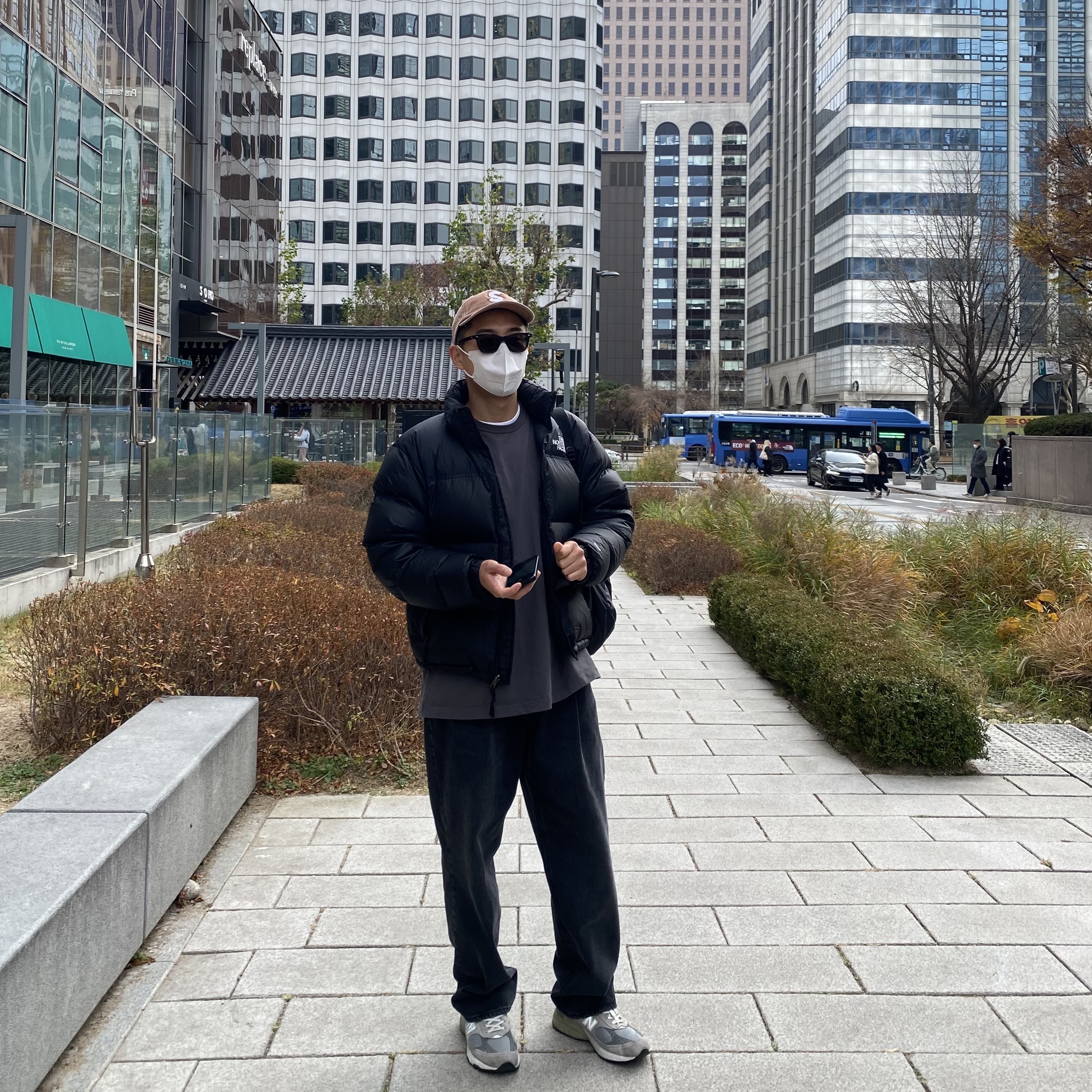 The North Face 1996 Retro Nuptse Down Jacket TNF Black, New Balance 993 Made in USA Grey - D Standard 착용 스타일