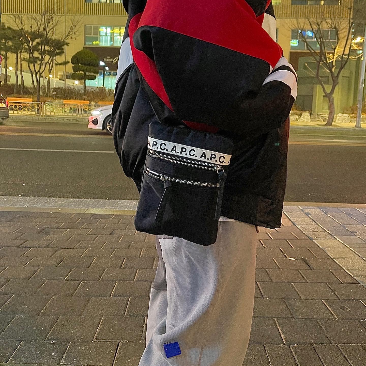 Jordan 1 x Travis Scott x Fragment Retro High OG SP Military Blue, Zara x Ader Error Patch Jogger Pants Dark Anthracite Grey 착용 스타일 - 2