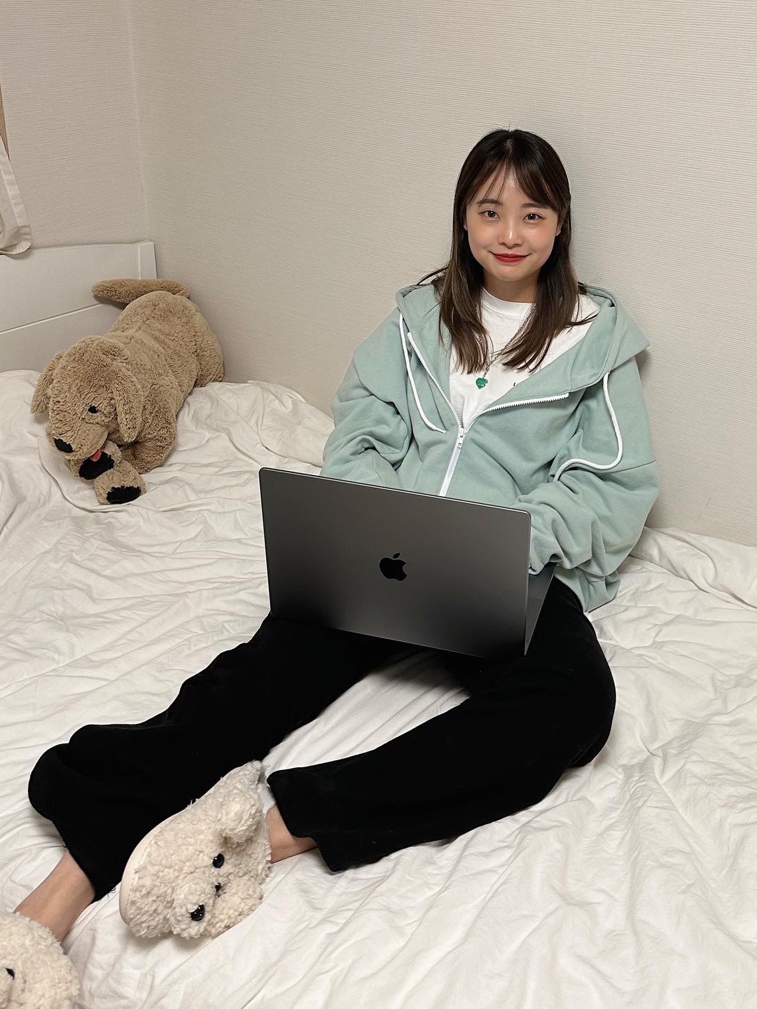 Apple 2021 MacBook Pro 16 M1 Pro 10-Core 512GB SSD / 16GB RAM Space Gray (Korean Ver.), Human Made Five Heart Necklace Silver 착용 스타일 - 2