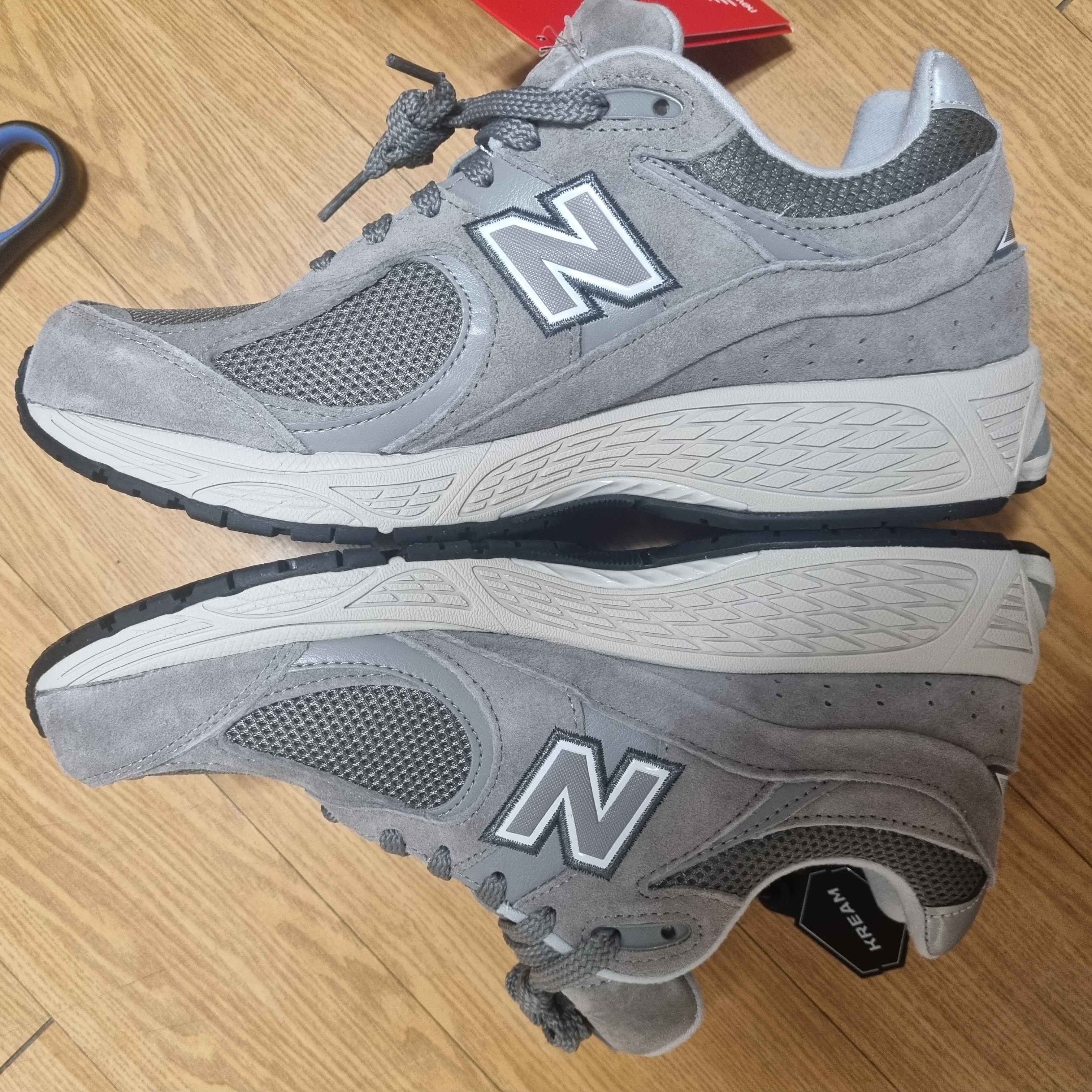 New Balance 2002R Grey 착용 스타일